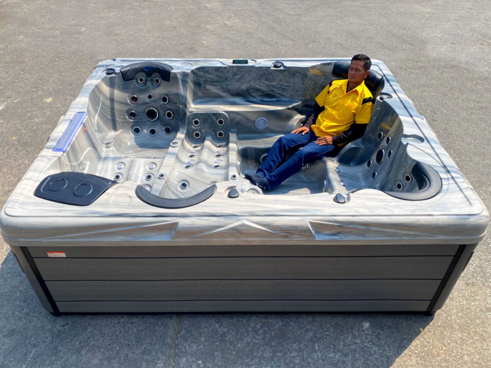 ที่นอนเลาจน์ที่ 2 ของอ่างน้ำร้อน รุ่น OCEANFRONT Alfa (โอเชี่ยนฟรอนท์ อัลฟ่า) ออกแบบตามหลักสรีรศาสตร์ รองรับตั้งแต่ศีรษะ หลัง สะโพก ไปจนถึงขา พร้อมตำแหน่งเจ็ทนวดตัวและฝ่าเท้า เหมาะสำหรับการแช่น้ำผ่อนคลายในบ้าน วิลล่า และรีสอร์ท