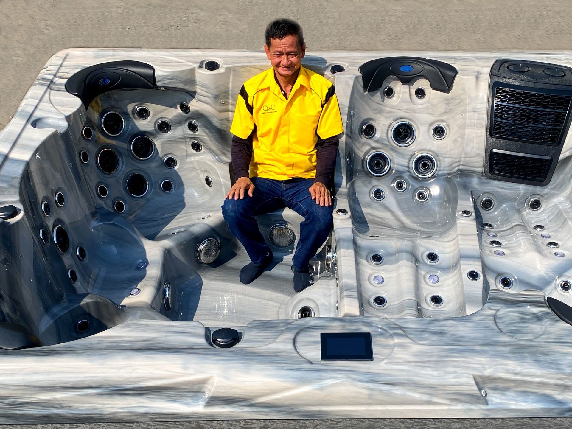 ที่นอนเลาจน์ #1 ของอ่างน้ำร้อน รุ่น OCEANFRONT Alfa (โอเชี่ยนฟรอนท์ อัลฟ่า) ออกแบบรองรับสรีระตั้งแต่ศีรษะถึงปลายเท้า พร้อมตำแหน่งเจ็ทนวดตัว ขา และฝ่าเท้า เหมาะสำหรับการแช่น้ำเพื่อผ่อนคลายกล้ามเนื้อในบ้านและรีสอร์ท