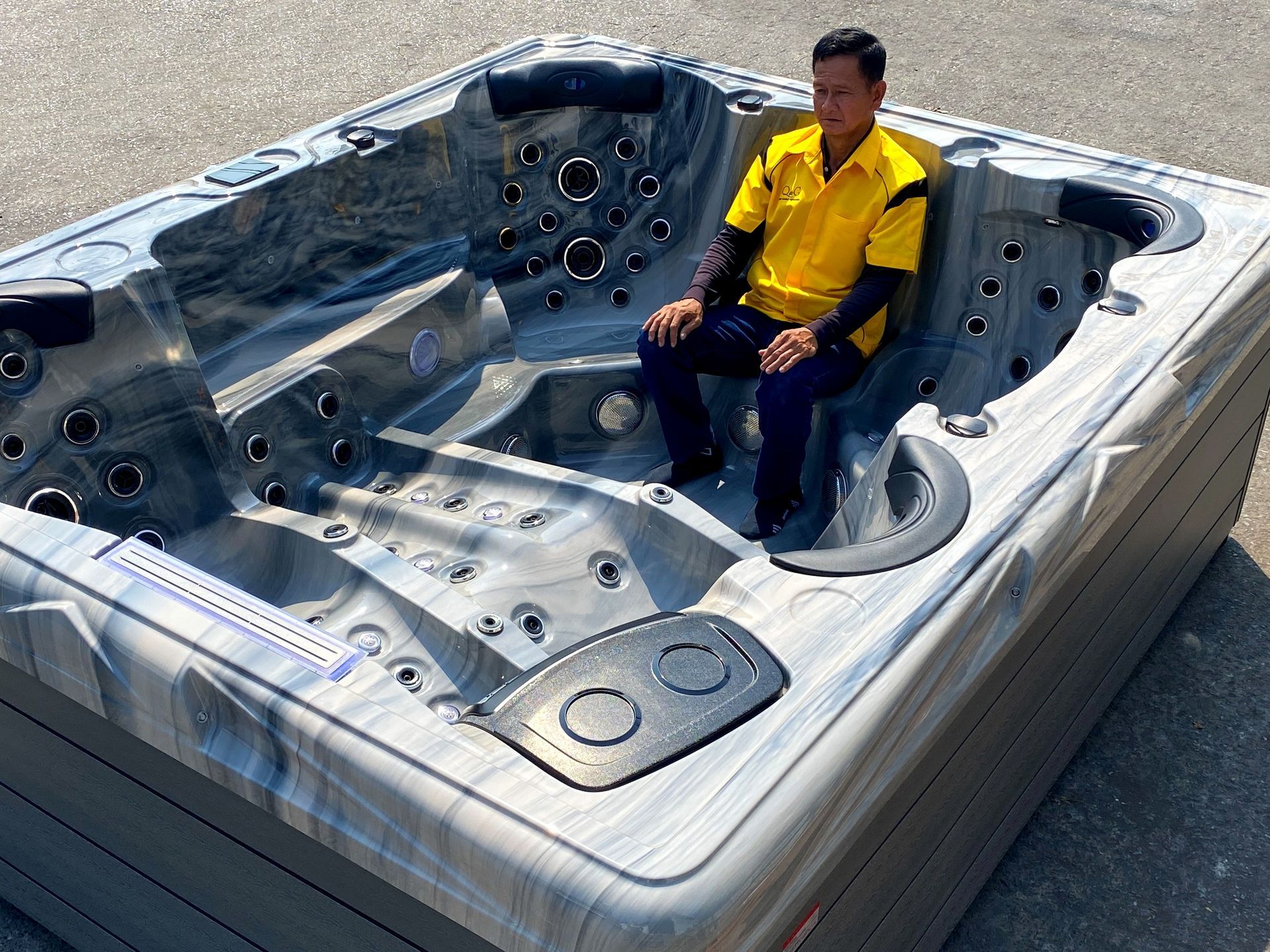 ที่นอนเลาจน์ #1 ของอ่างน้ำร้อน รุ่น OCEANFRONT Alfa (โอเชี่ยนฟรอนท์ อัลฟ่า) ออกแบบรองรับสรีระตั้งแต่ศีรษะถึงปลายเท้า พร้อมตำแหน่งเจ็ทนวดตัว ขา และฝ่าเท้า เหมาะสำหรับการแช่น้ำเพื่อผ่อนคลายกล้ามเนื้อในบ้านและรีสอร์ท