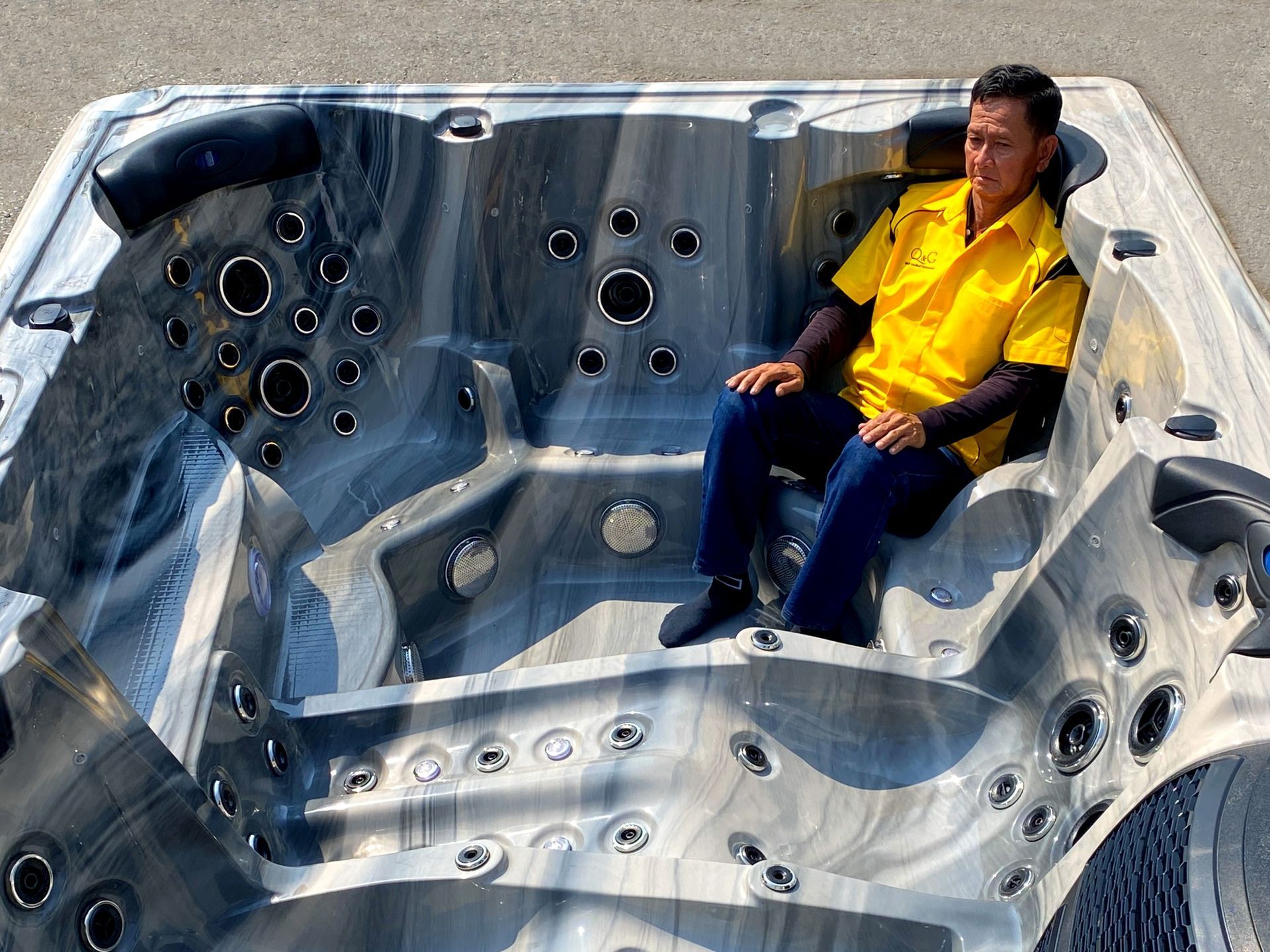 ที่นอนเลาจน์ที่ 2 ของอ่างน้ำร้อน รุ่น OCEANFRONT Alfa (โอเชี่ยนฟรอนท์ อัลฟ่า) ออกแบบตามหลักสรีรศาสตร์ รองรับตั้งแต่ศีรษะ หลัง สะโพก ไปจนถึงขา พร้อมตำแหน่งเจ็ทนวดตัวและฝ่าเท้า เหมาะสำหรับการแช่น้ำผ่อนคลายในบ้าน วิลล่า และรีสอร์ท