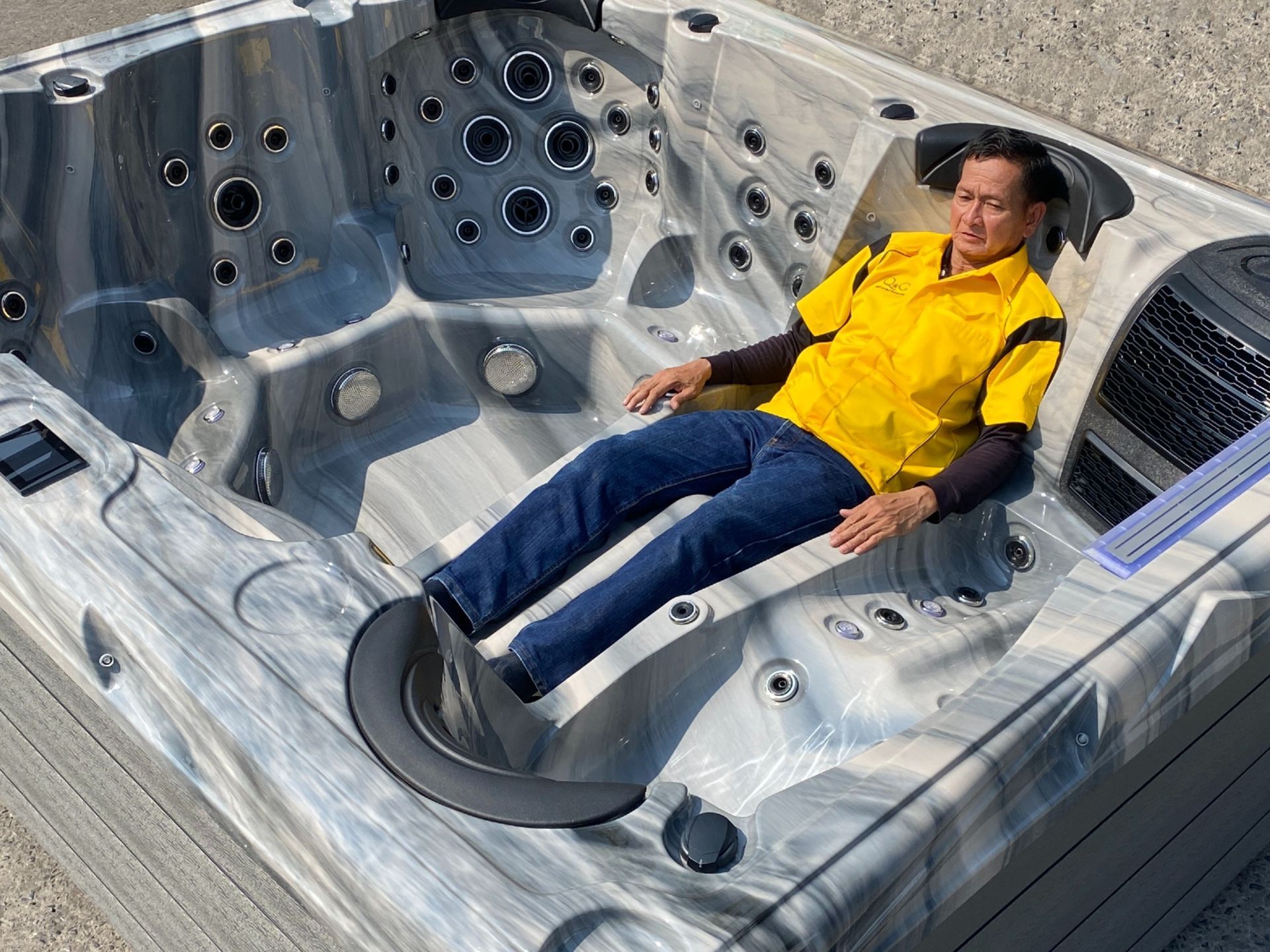 ที่นอนเลาจน์ที่ 2 ของอ่างน้ำร้อน รุ่น OCEANFRONT Alfa (โอเชี่ยนฟรอนท์ อัลฟ่า) ออกแบบตามหลักสรีรศาสตร์ รองรับตั้งแต่ศีรษะ หลัง สะโพก ไปจนถึงขา พร้อมตำแหน่งเจ็ทนวดตัวและฝ่าเท้า เหมาะสำหรับการแช่น้ำผ่อนคลายในบ้าน วิลล่า และรีสอร์ท