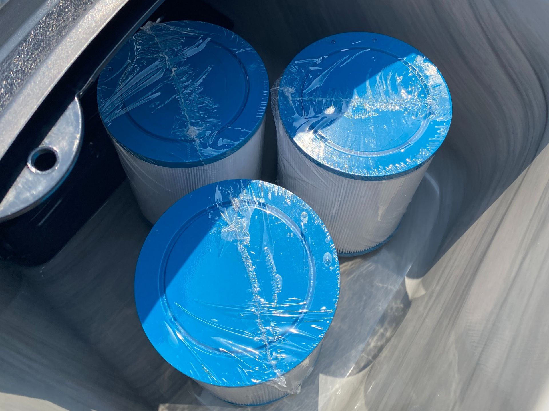 ภาพไส้กรองน้ำของระบบกรองในอ่างน้ำร้อน รุ่น วีลาดา ติดตั้งภายในช่องกรอง ช่วยดักจับสิ่งสกปรกและตะกอนในน้ำ เพื่อรักษาความสะอาดและคุณภาพน้ำให้ใสสะอาด เหมาะสำหรับการใช้งานอย่างต่อเนื่อง