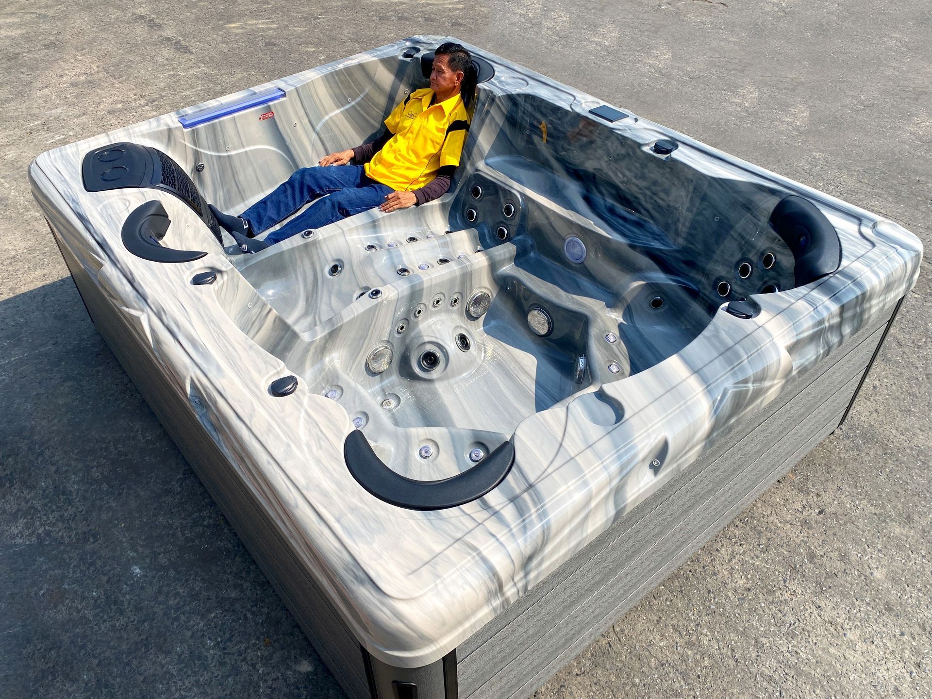 ภาพอ่างน้ำร้อน รุ่น วีลาดา ขนาดใหญ่ ออกแบบรองรับการใช้งาน 5–6 ท่าน พร้อมที่นั่งและเตียงนอนแช่ภายในอ่าง ระบบเจ็ทนวดรอบทิศทางช่วยผ่อนคลาย เหมาะสำหรับการใช้งานในครอบครัวหรือพื้นที่พักผ่อนภายในบ้าน