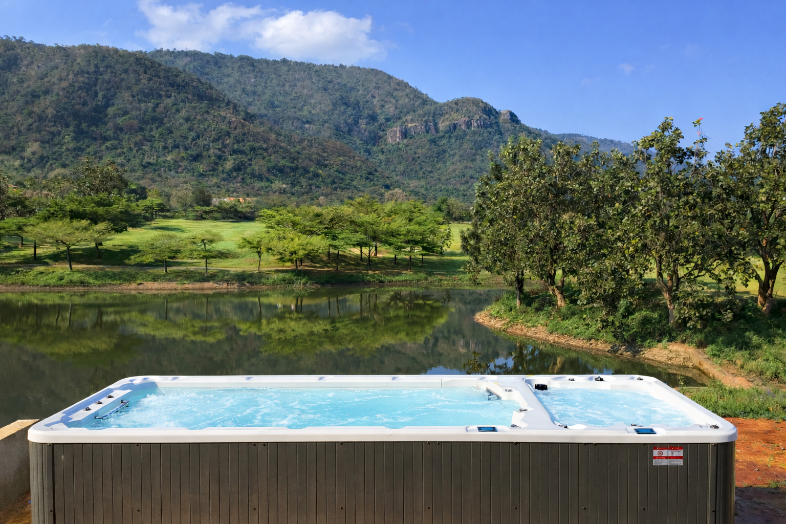 สระว่ายน้ำทวนกระแส รุ่น อาเธนส์ ทู สระว่ายน้ำขนาดเล็ก ติดตั้งภายนอก เหมาะสำหรับบ้านพักและวิลล่า มาพร้อมระบบว่ายน้ำทวนกระแสและโซนแช่น้ำ เพื่อการออกกำลังกายและผ่อนคลายในพื้นที่จำกัด