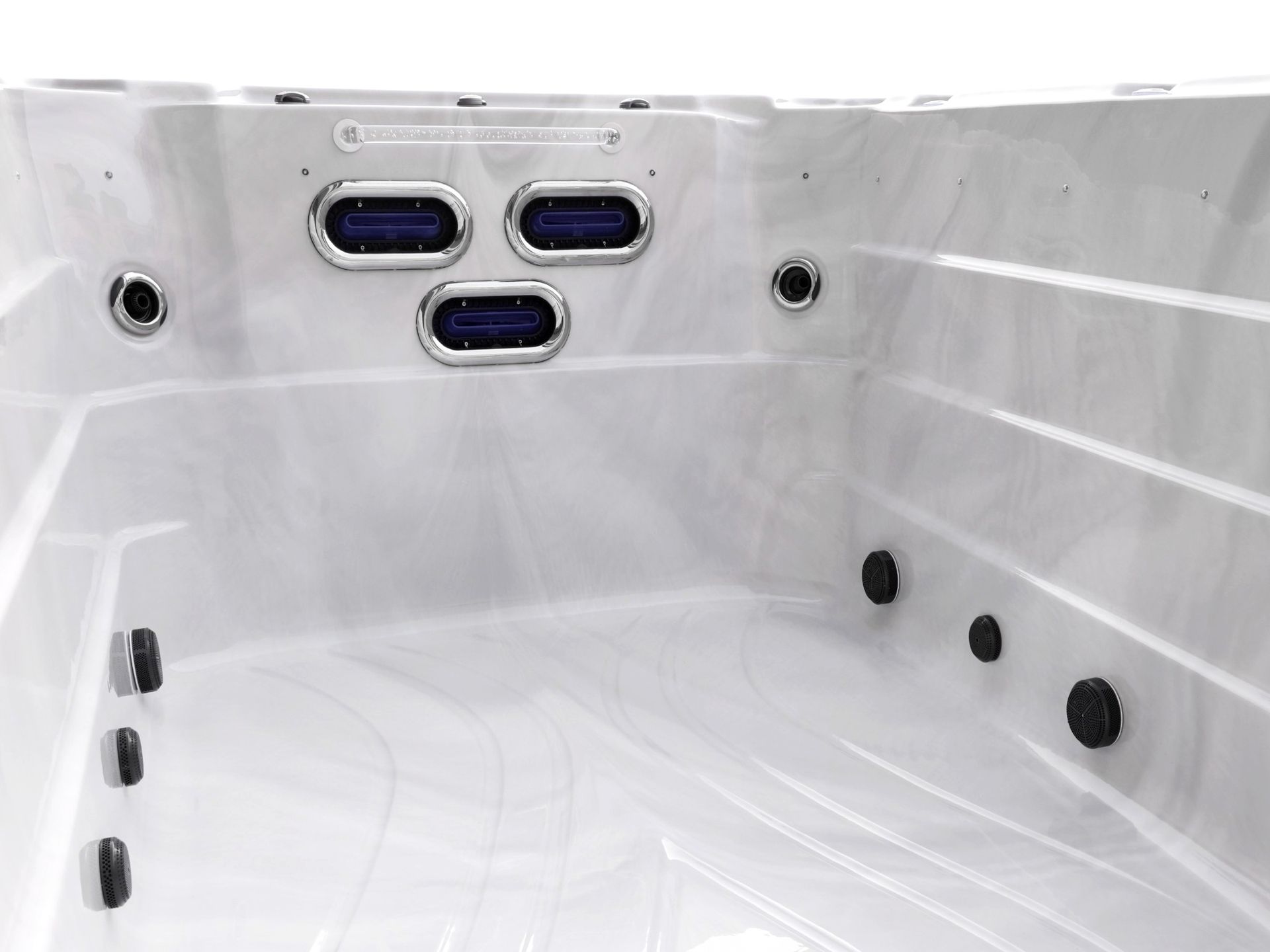 ภายในสระว่ายน้ำทวนกระแส รุ่น อาเธนส์ ทู เนื้อสระเสริมความแข็งแรงด้วยไฟเบอร์กลาส พื้นผิวเรียบ แข็งแรง ทนทาน รองรับการใช้งานระยะยาว