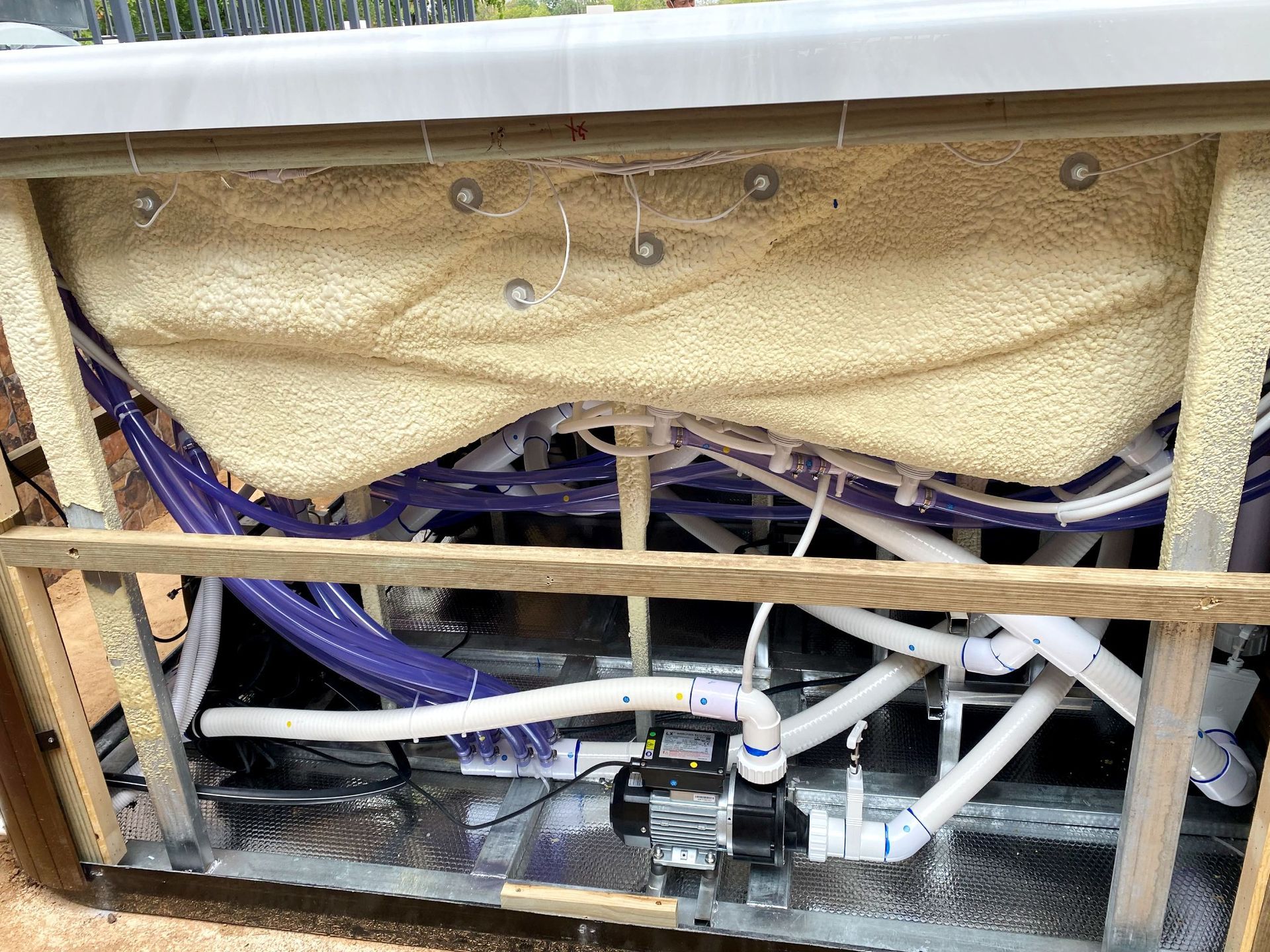 โครงสร้างภายในสระว่ายน้ำทวนกระแส รุ่น อาเธนส์ ทู สระว่ายน้ำขนาดเล็ก ใช้โครงสร้างเหล็กกัลวาไนซ์ แข็งแรง ทนการกัดกร่อน พร้อมระบบท่อและปั๊มน้ำที่ติดตั้งอย่างเป็นระเบียบตามมาตรฐานวิศวกรรม