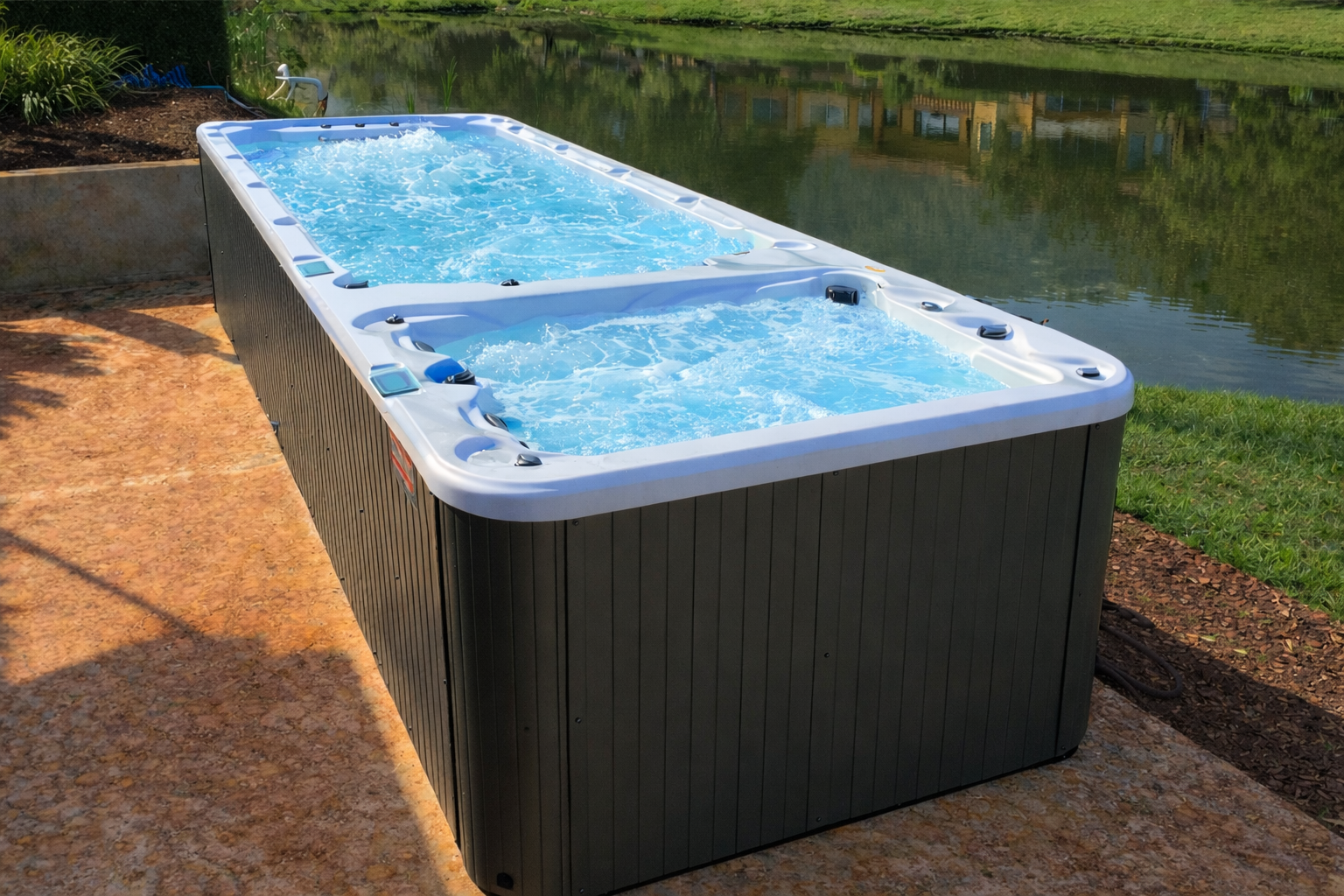 สระว่ายน้ำทวนกระแส รุ่น อาเธนส์ ทู สระว่ายน้ำขนาดเล็ก พร้อมระบบว่ายน้ำแบบเจ็ท แยกการใช้งาน 2 โซน ได้แก่ โซนว่ายน้ำ และโซนแช่น้ำร้อน เหมาะสำหรับออกกำลังกายและผ่อนคลายในสระเดียว