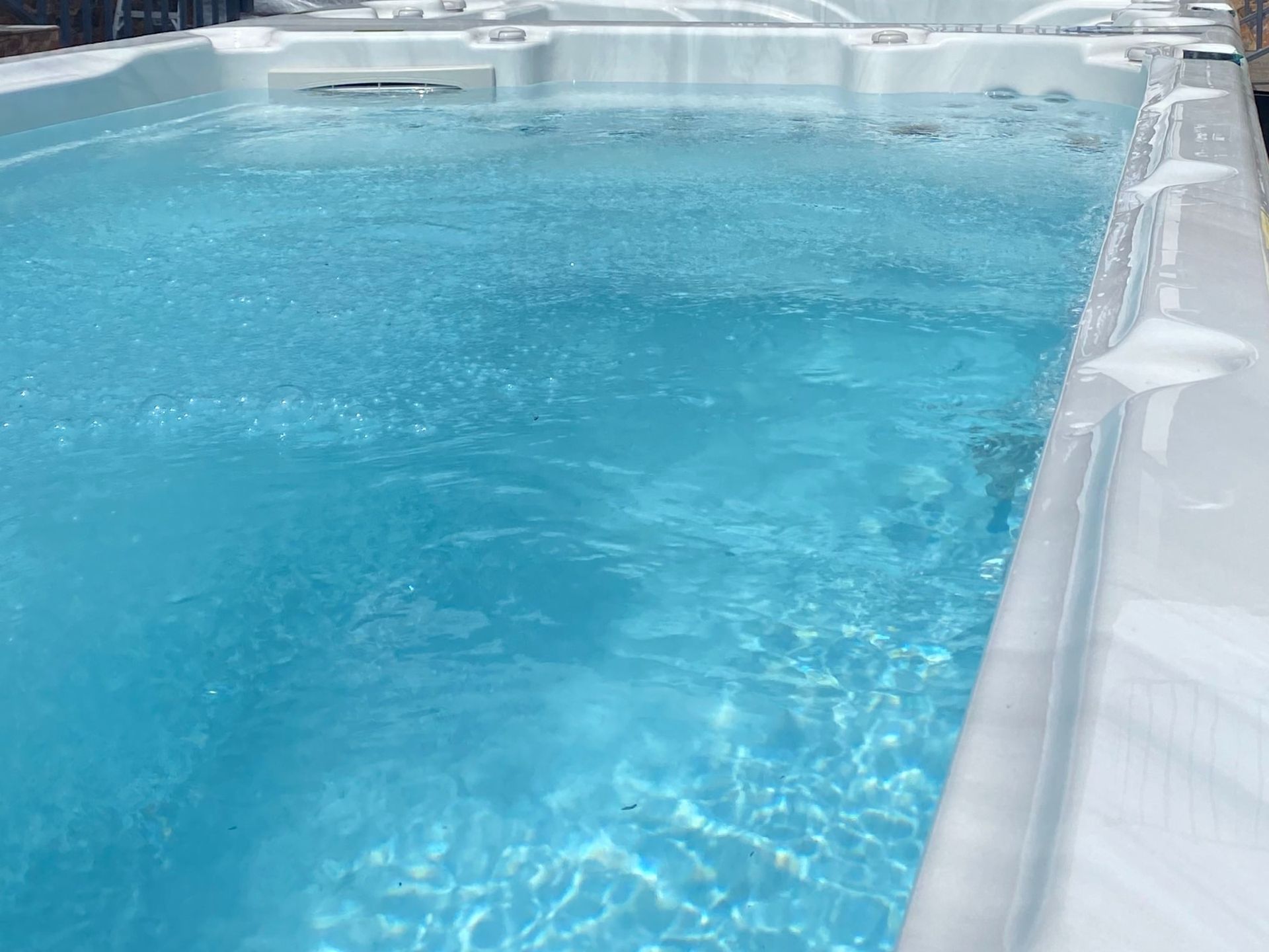 พื้นผิวสระว่ายน้ำทวนกระแส รุ่น อาเธนส์ ทู ผลิตจากอะคริลิคคุณภาพสูงจาก USA ผิวเรียบเนียน สีสวย ทนทาน และดูแลรักษาง่าย