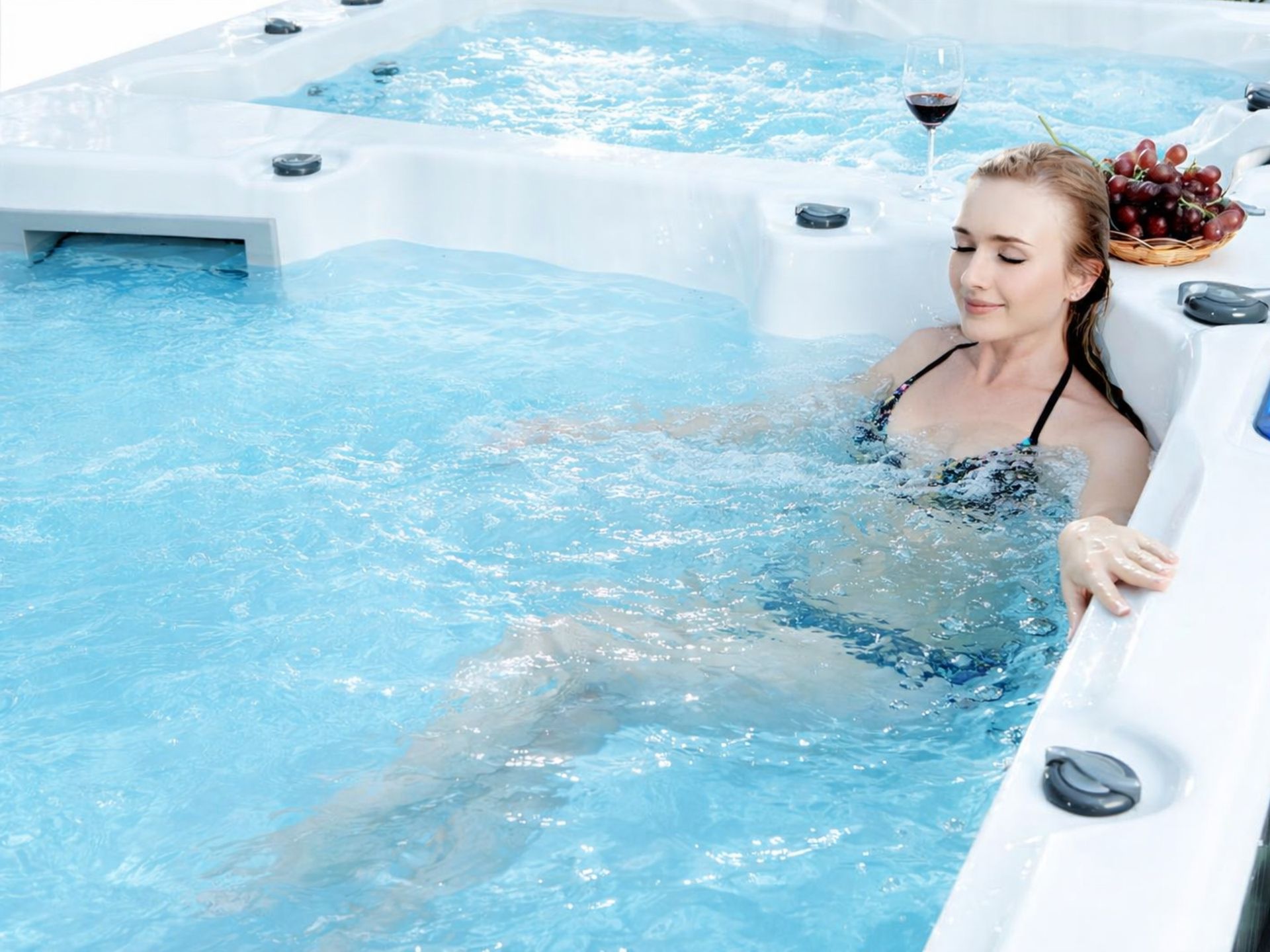 ที่นั่งพักท้ายสระของสระว่ายน้ำทวนกระแส รุ่น อาเธนส์ ทู พร้อมระบบนวดเจ็ท ช่วยผ่อนคลายหลังการว่ายน้ำ