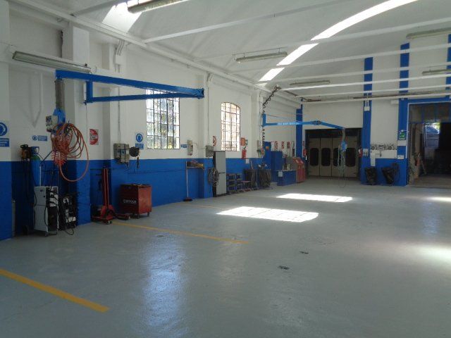 sala interna per riparazioni auto della carrozzeria Nuova Spram