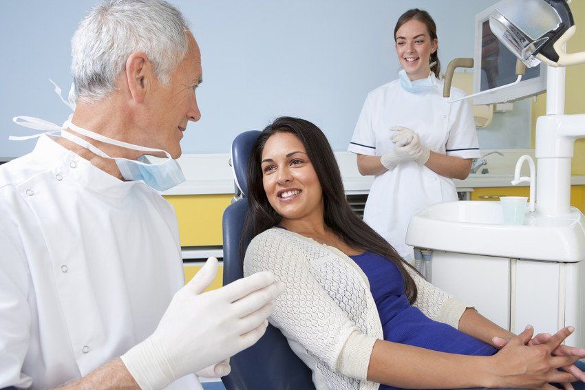 Посещение врача стоматолога. Стоматолог фото. Пациент улыбается. Стоматолог поселещение.