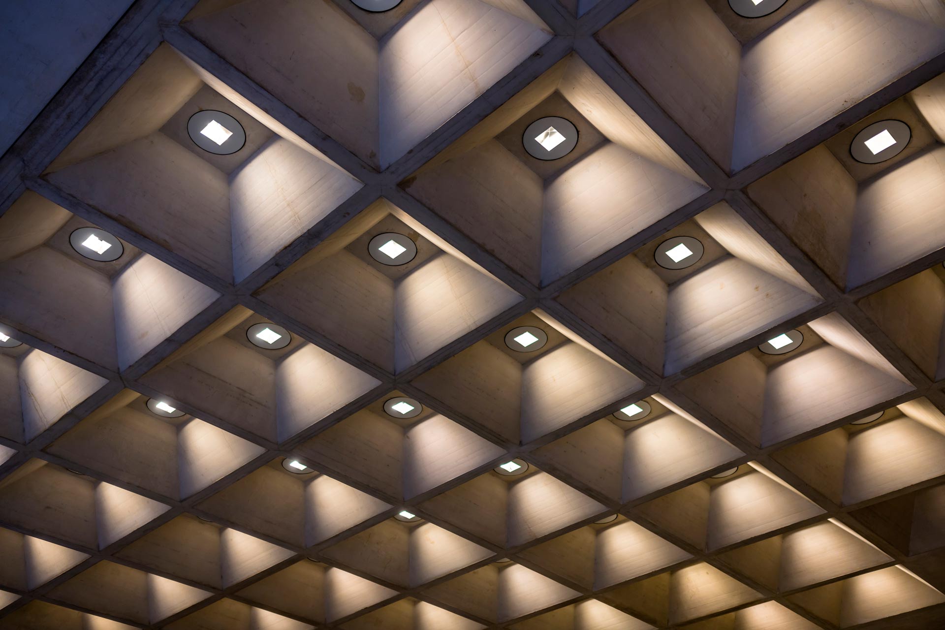 Ceiling-with-decorative-geometric-design-with-lighting