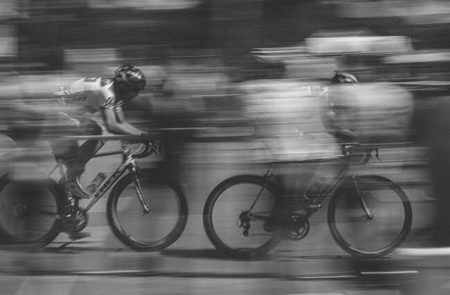 Agile marketing representado figurativamente por uma corrida de bicicletas