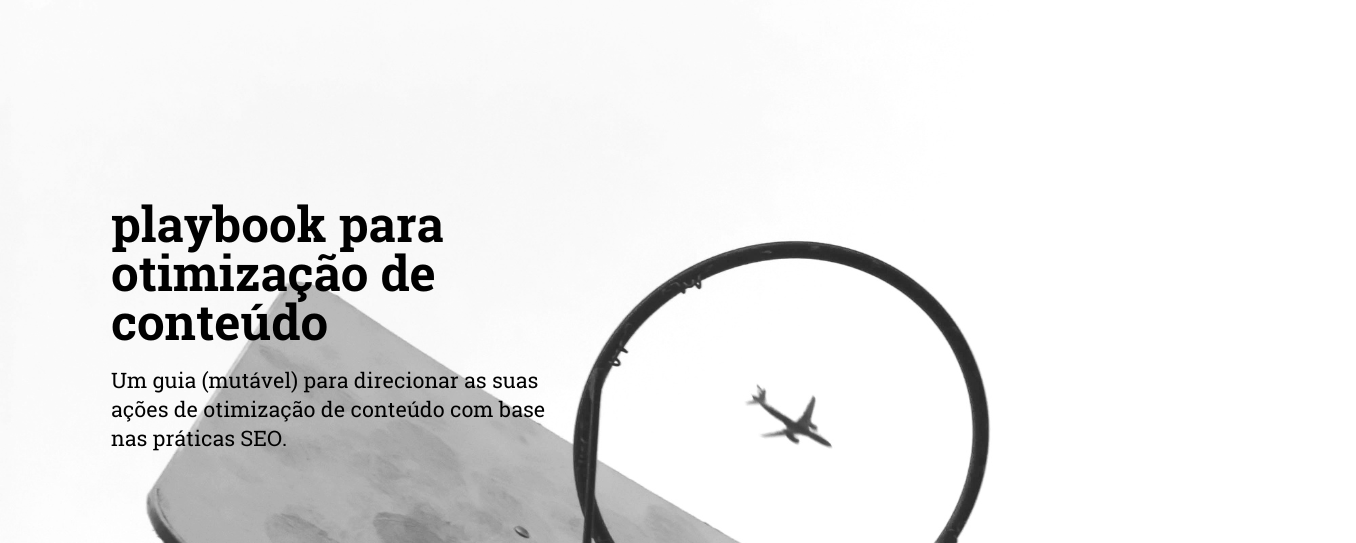 fotografia de um avião da perspectiva de uma cesta de basquete e cta para um playbook de otimização de conteúdo