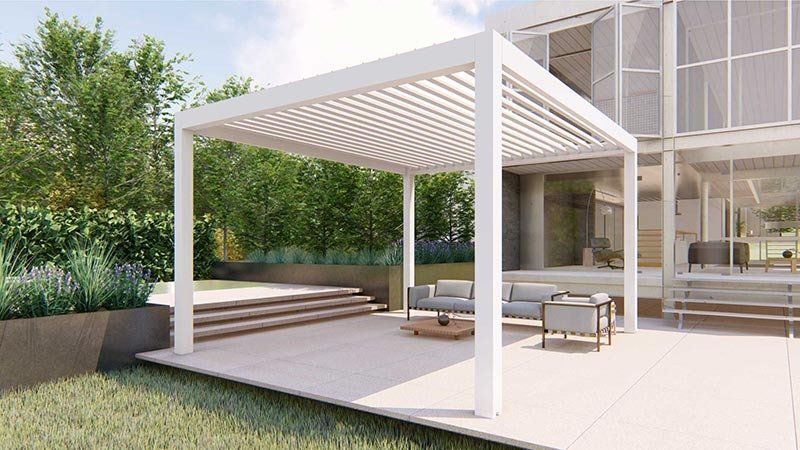 Patio moderno con pergola bianca, posti a sedere all'aperto, scalini e un prato accanto a una serra.