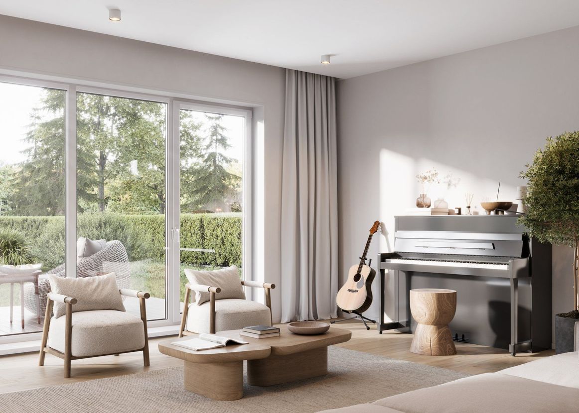 Luminoso soggiorno con ampie finestre, mobili beige, pianoforte, chitarra e pianta in vaso.