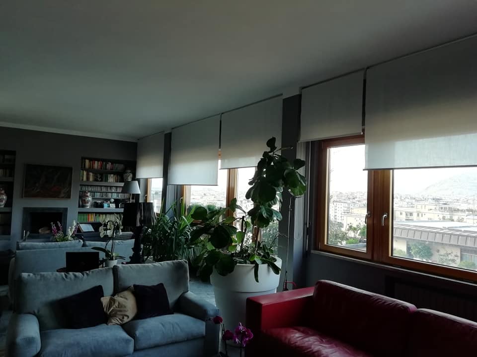 zona giorno con tende verticali