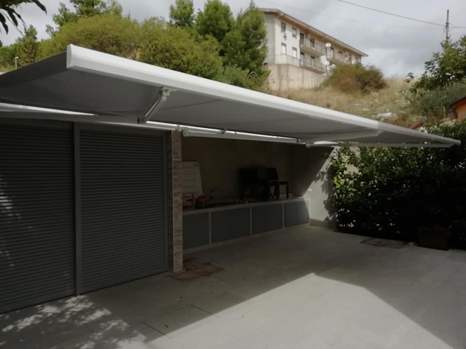 tettoia con copertura in PVC