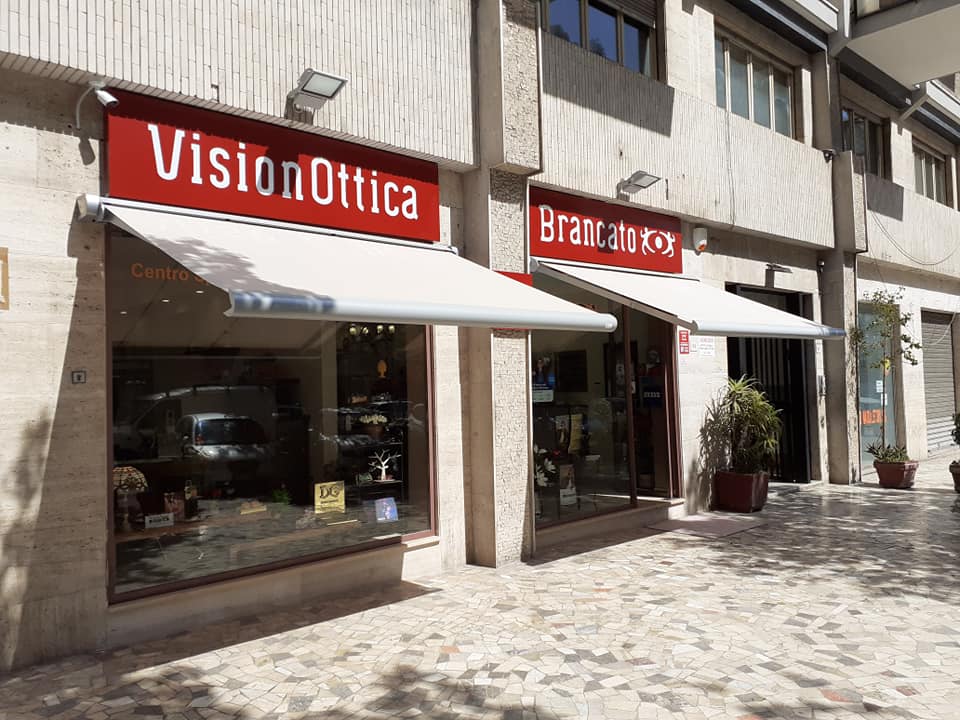 tenda da sole di un'attività commerciale