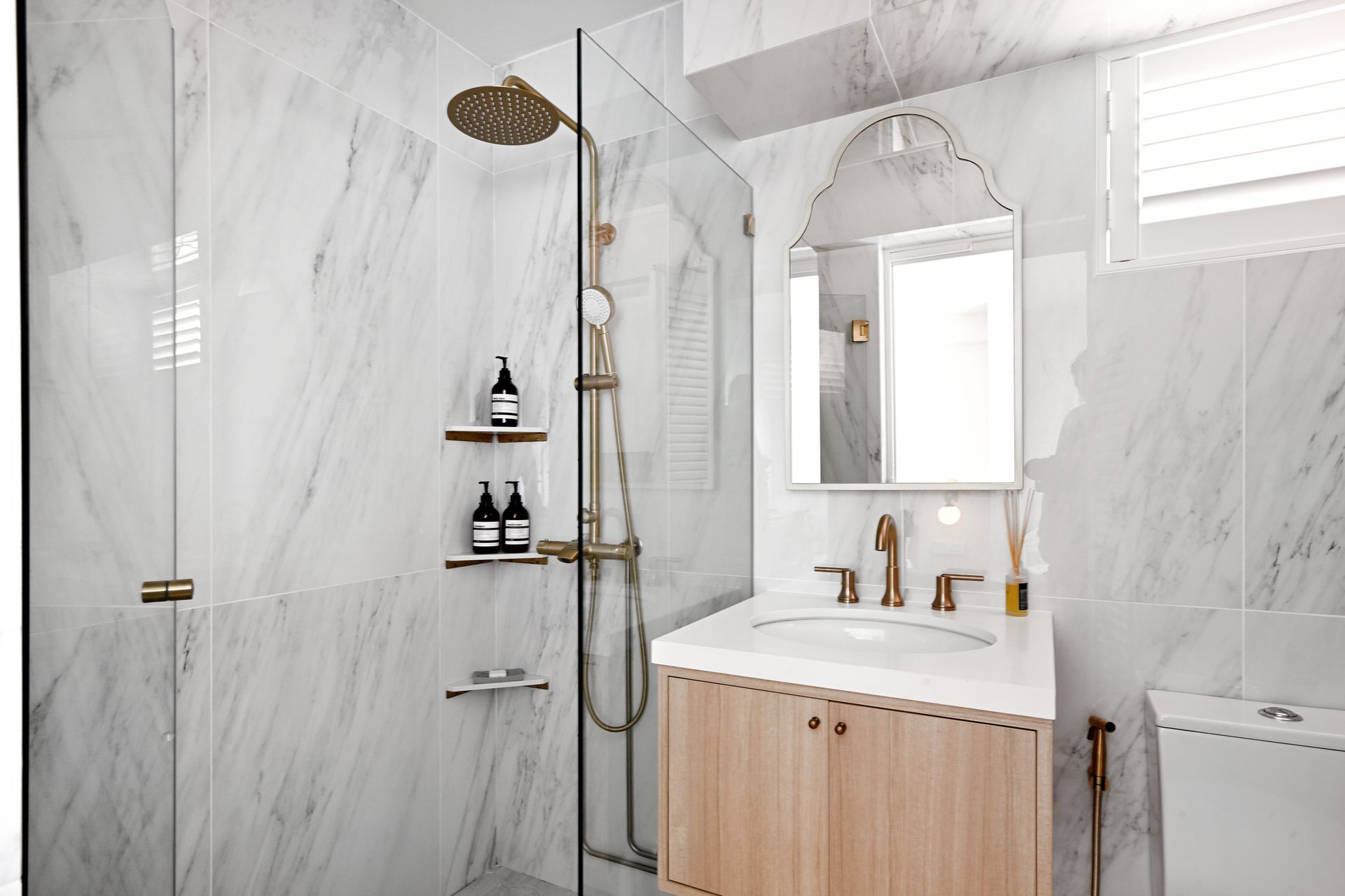 doccia in marmo con rifiniture dorate