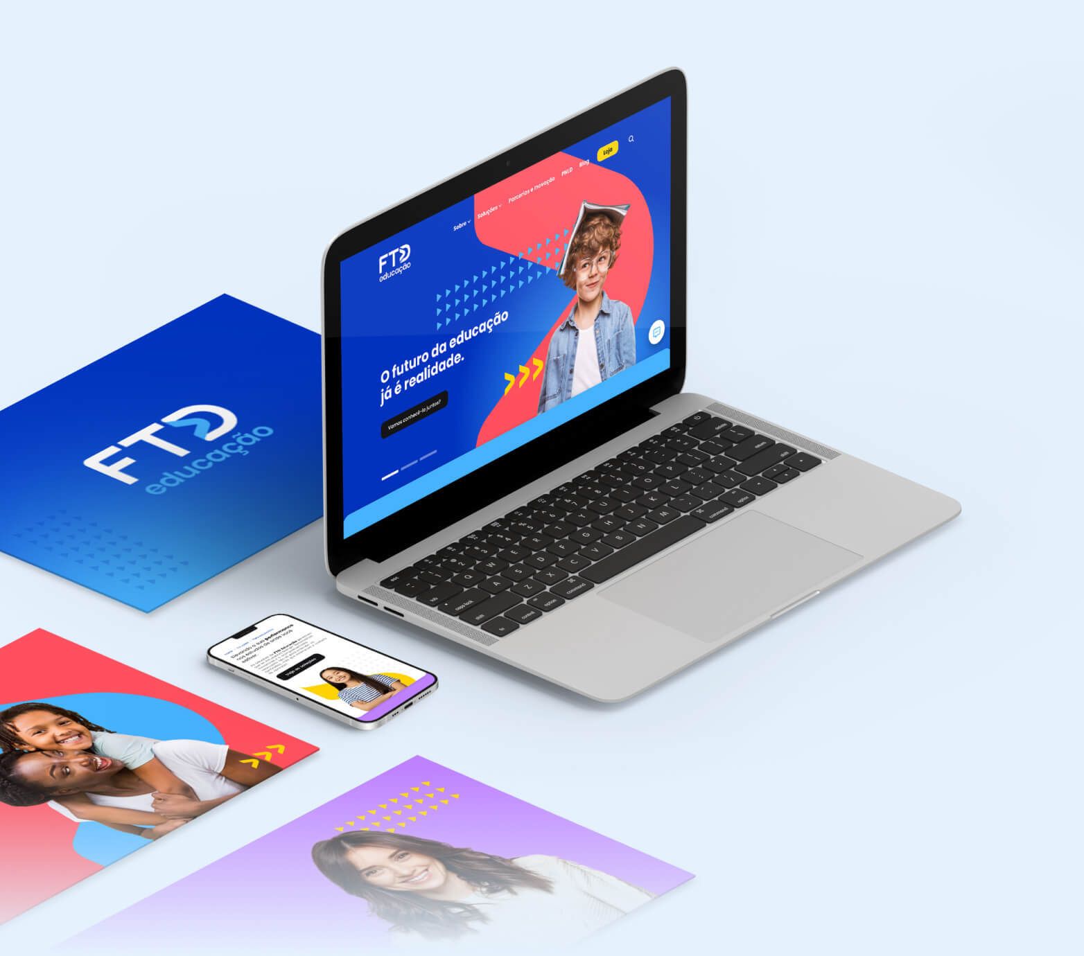 Um laptop está em uma mesa ao lado de um telefone e um cartão que diz ftd