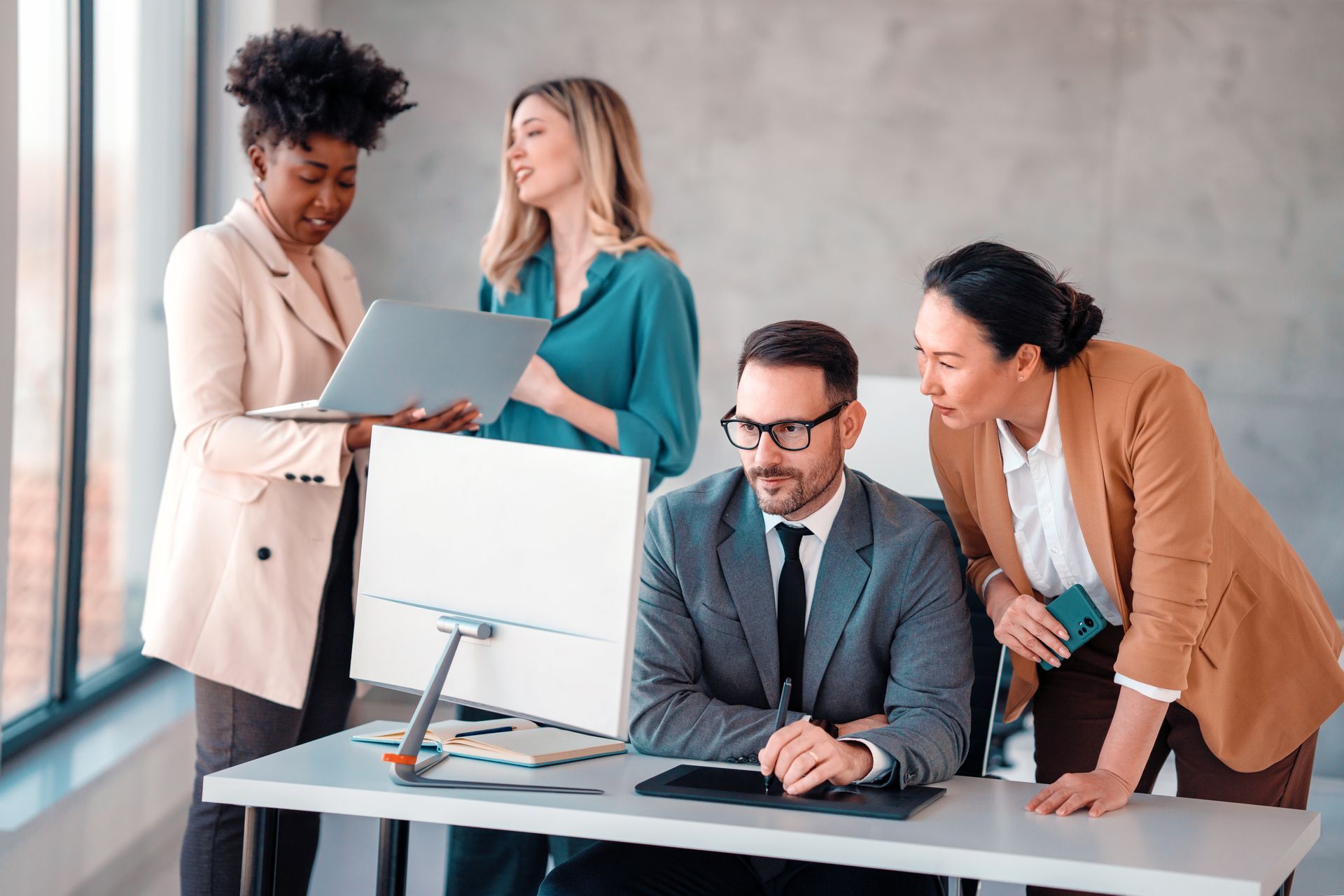 Colaboradores de uma agência de SEO conversando sobre estratégias de SEO para pequenas empresas.