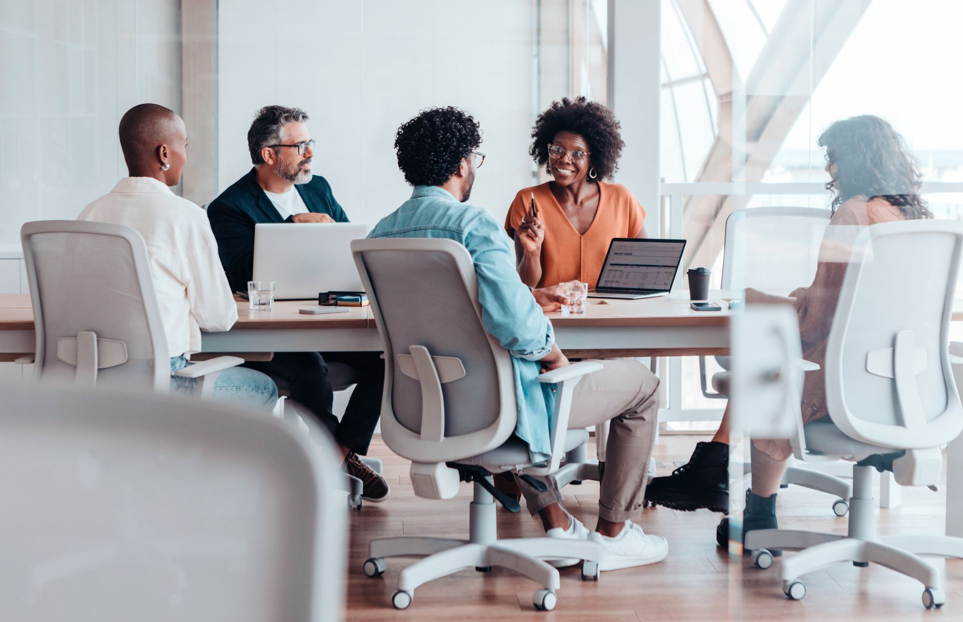 Colaboradores de uma agência especializada em SEO conversando sobre estratégias.