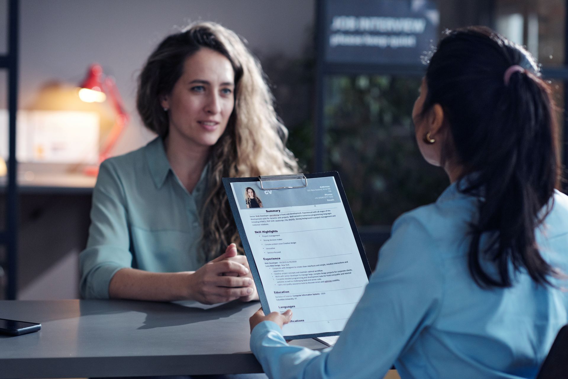 Duas mulheres durante uma entrevista de emprego