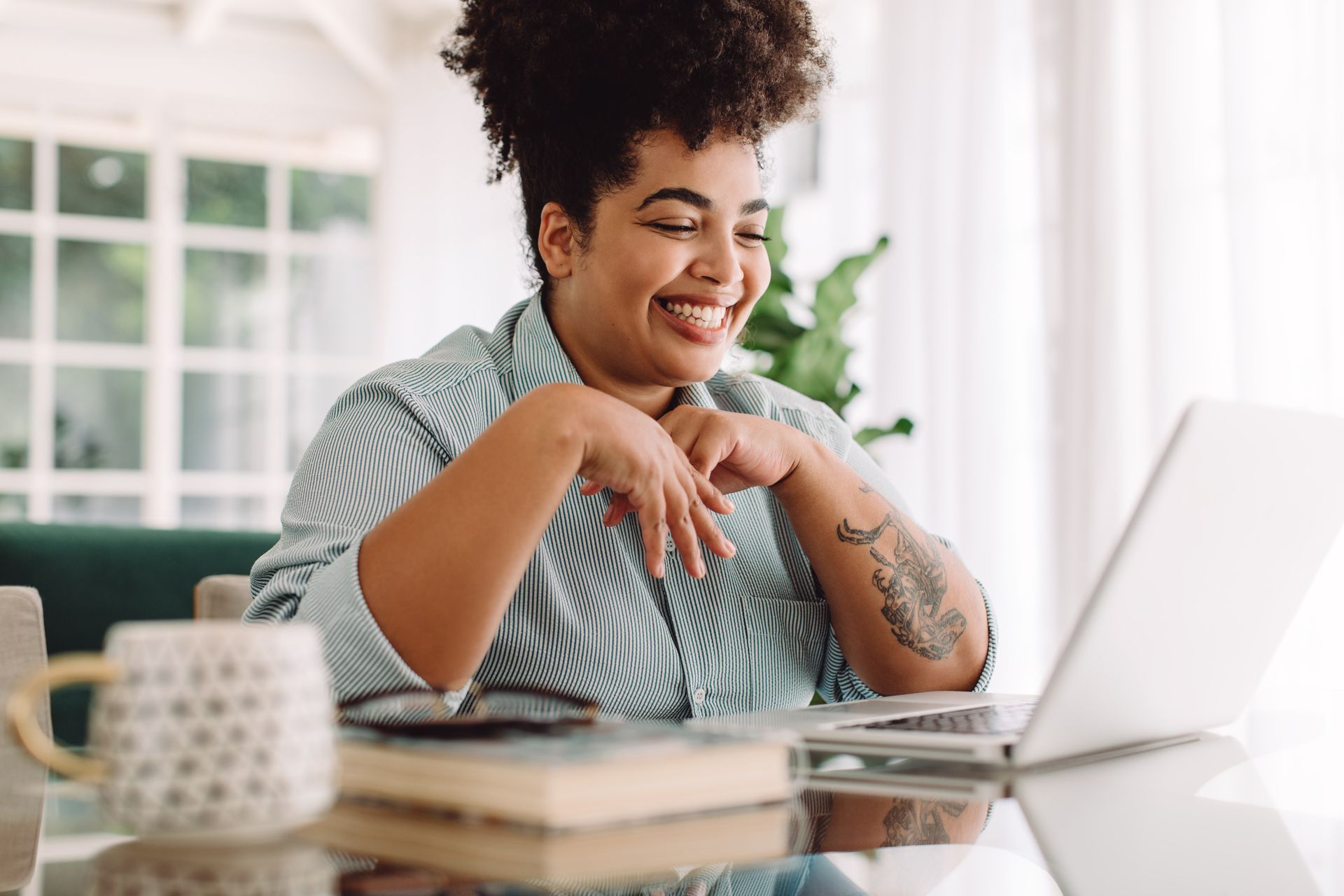 Imagem de uma mulher sorrindo em uma entrevista de emprego a distância