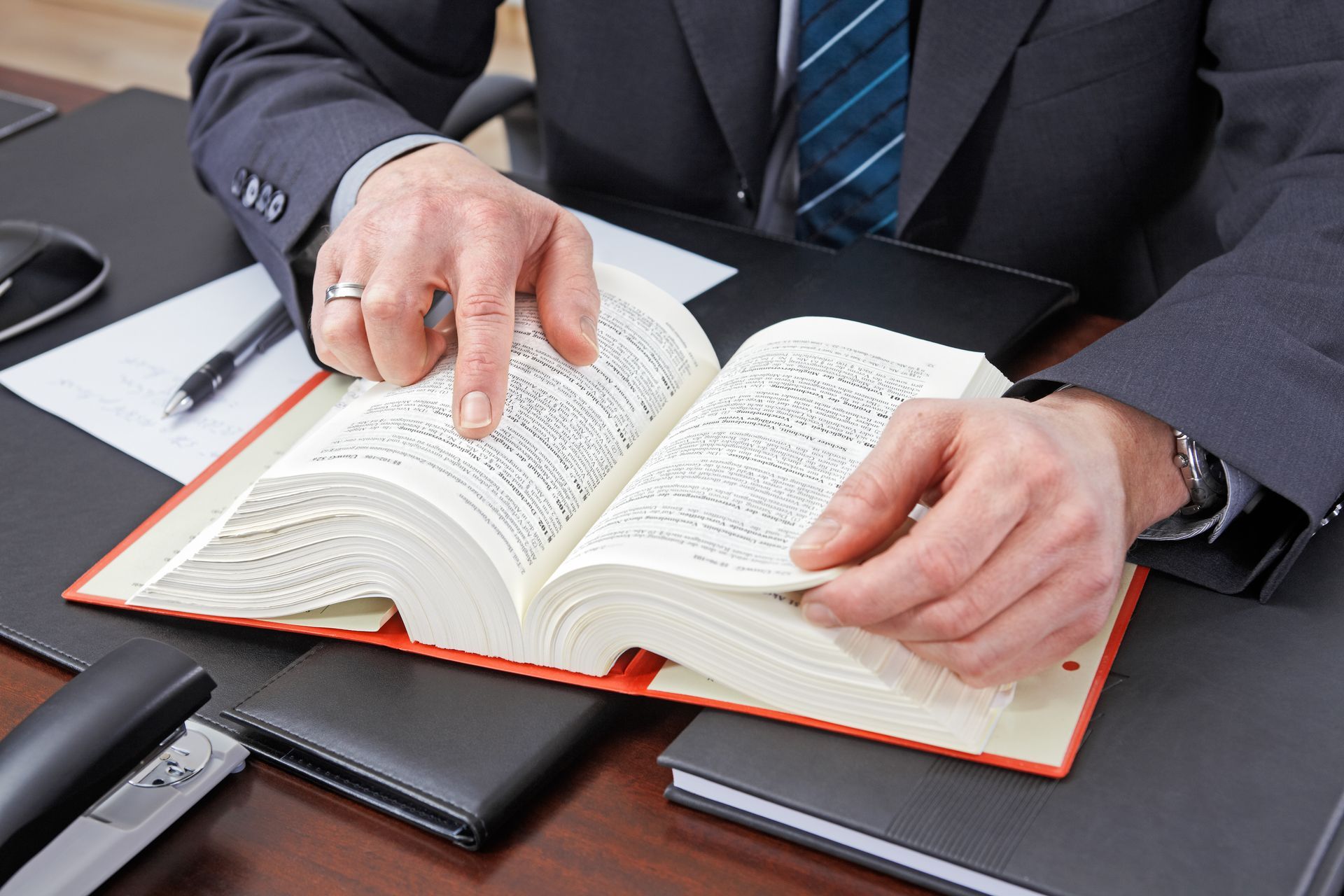 Homem lendo livro sobre leis trabalhistas