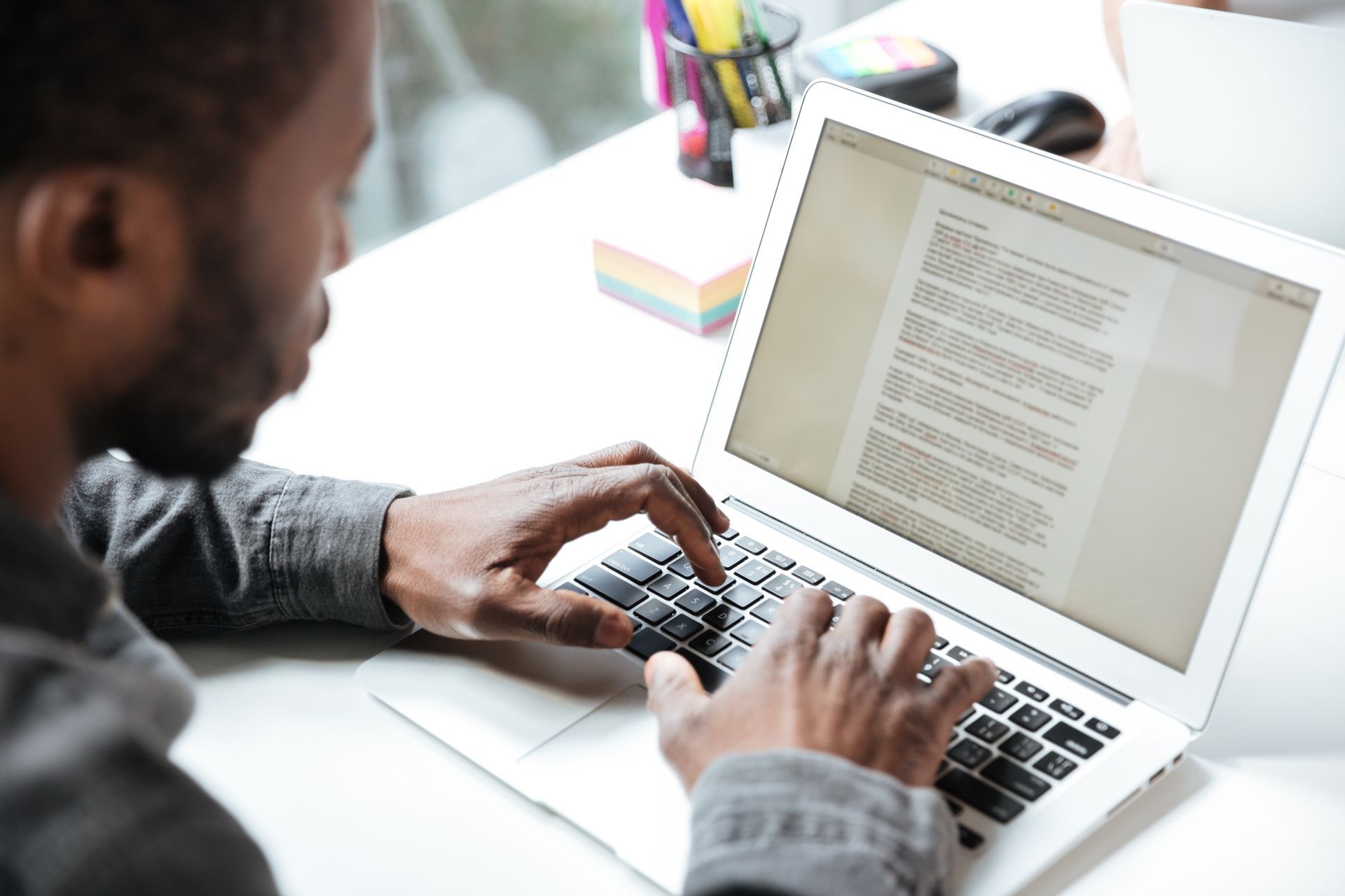 Homem analisando um conteúdo para sua estratégia de content pruning