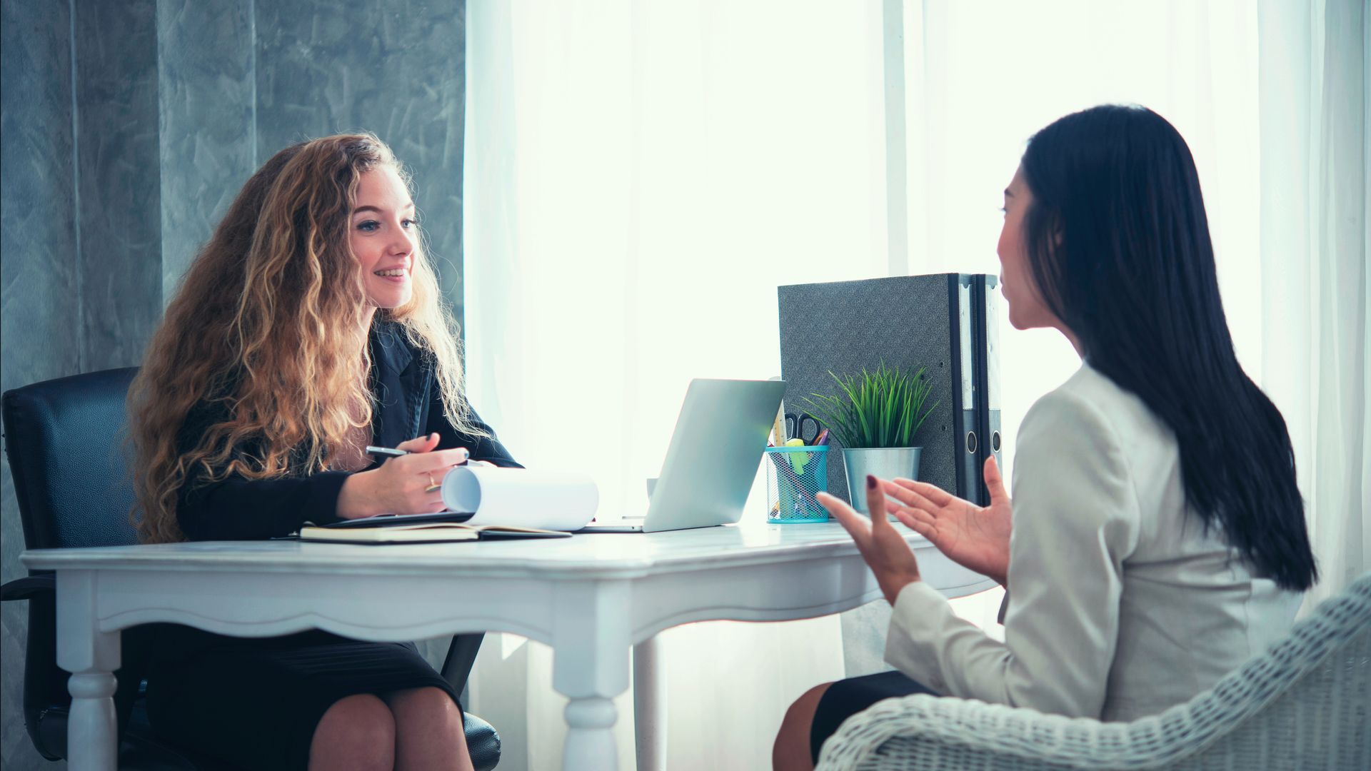 Duas mulheres em uma entrevista de recrutamento em um escritório.