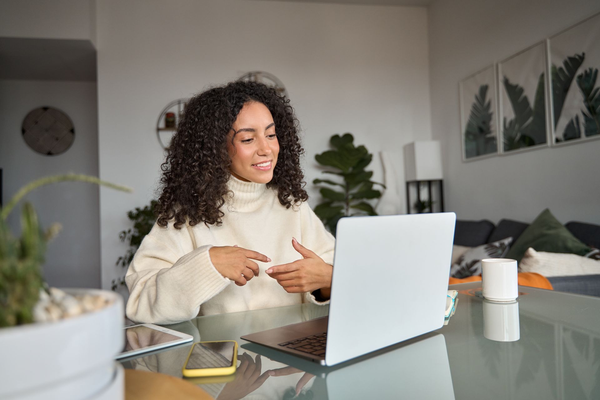 Uma moça trabalhando em home office