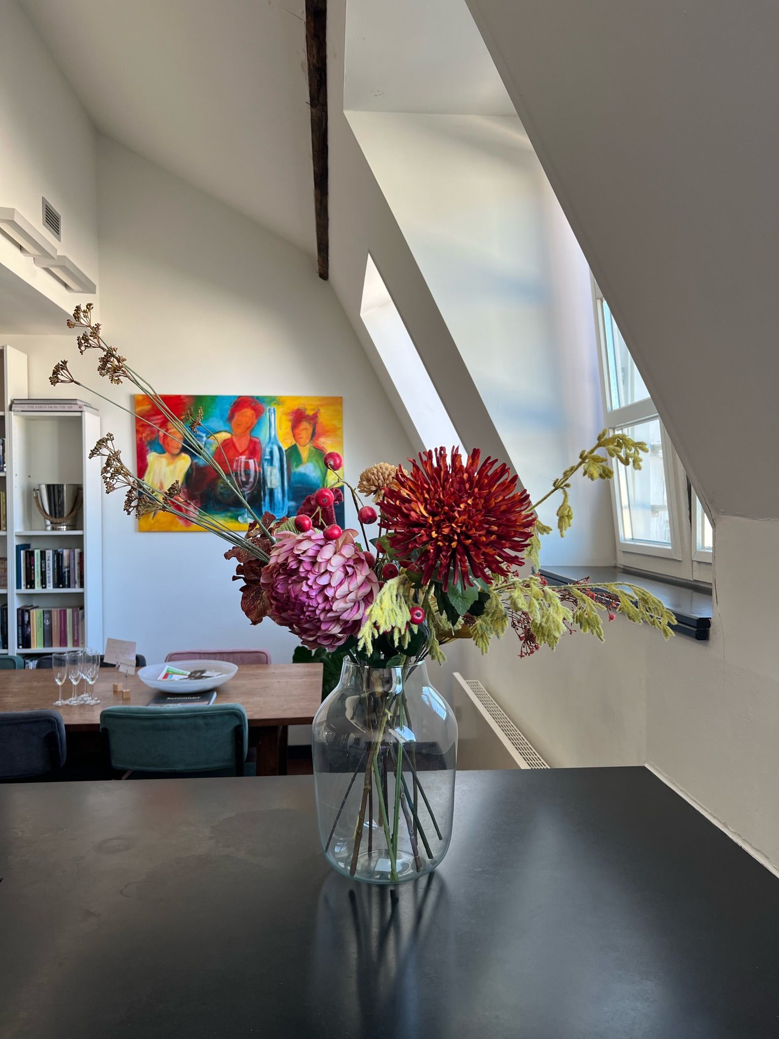 Een vaas met bloemen staat op een tafel in een kamer