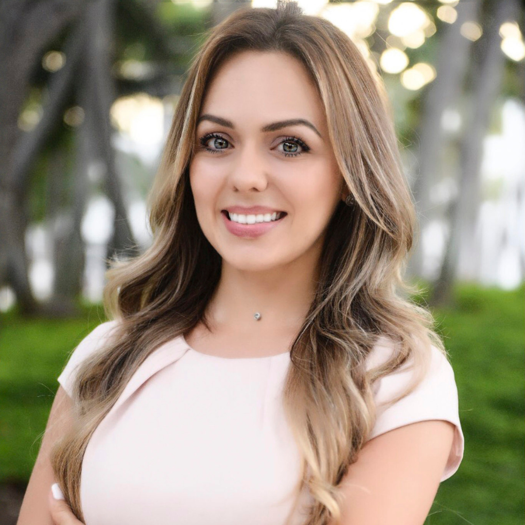 Gabriela Queiroz Realtor Headshot