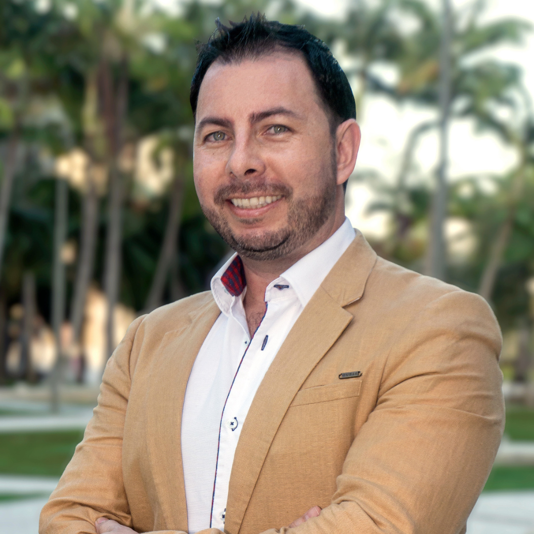 Oscar Garzon Realtor Headshot