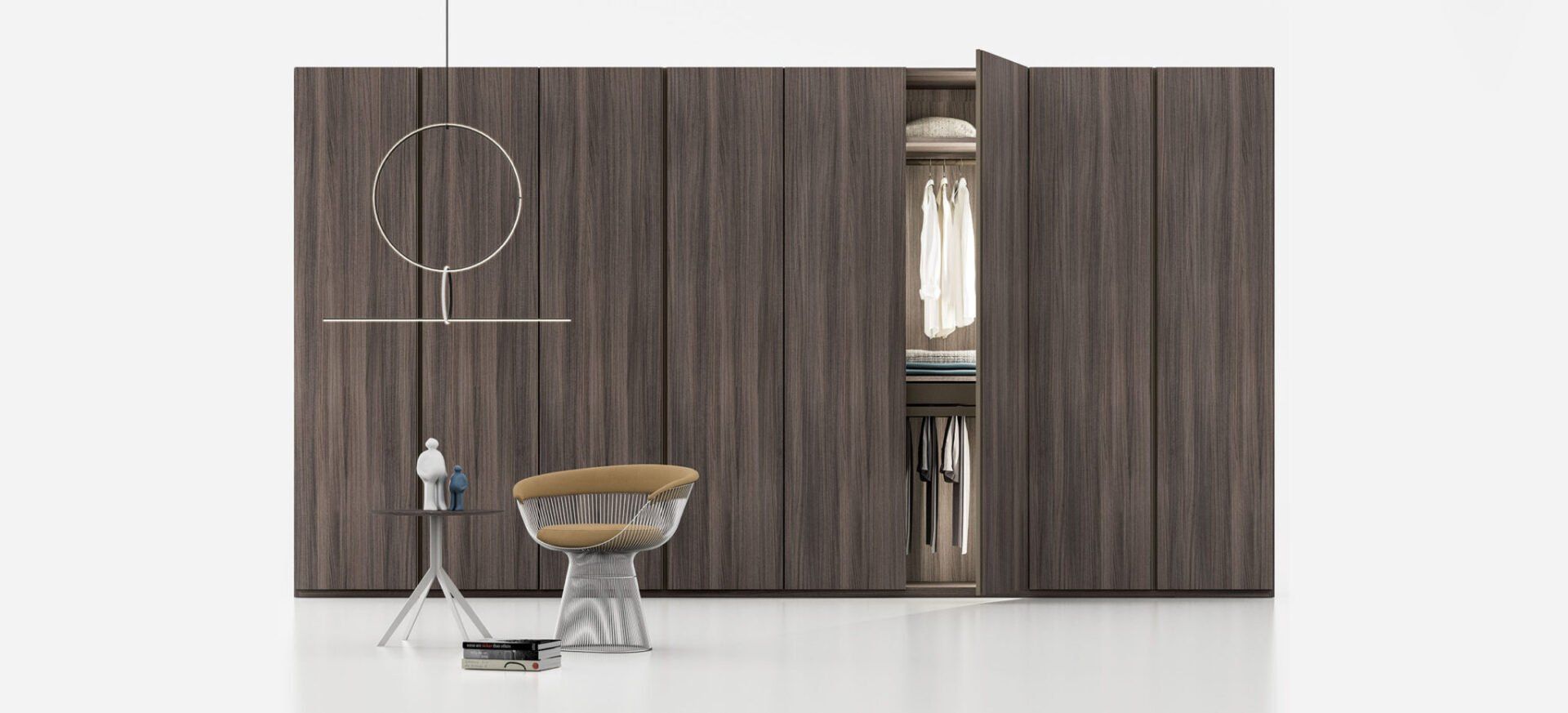 armadio in legno scuro