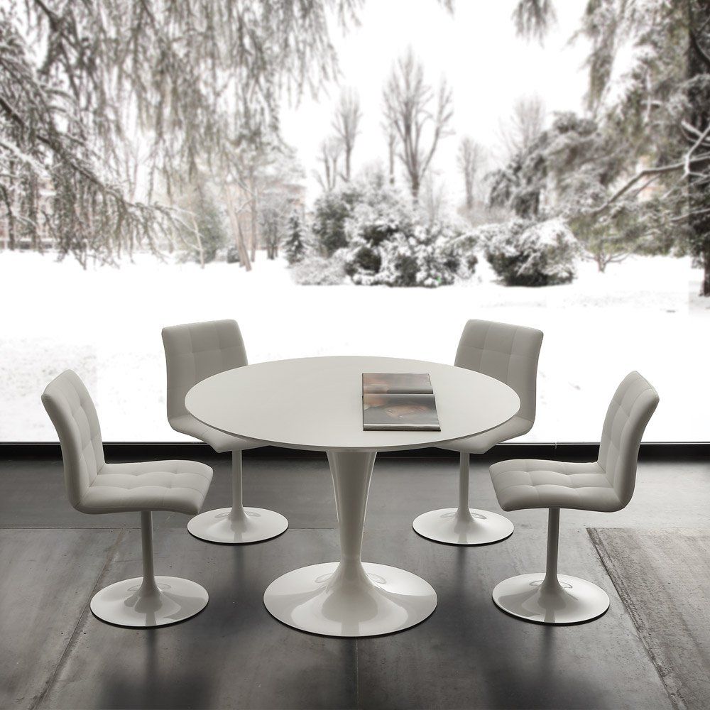 tavolo rotondo con sedie