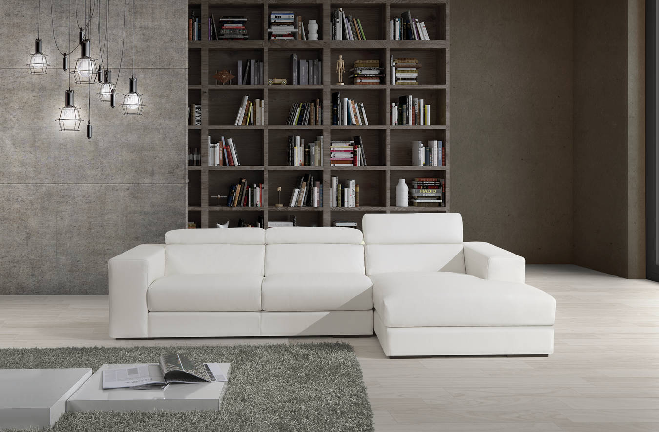 divano bianco ad angolo