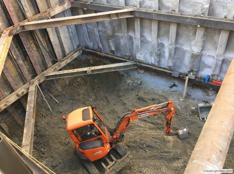 ein orangefarbener Bagger mit der Aufschrift doosan steht in einem Tunnel