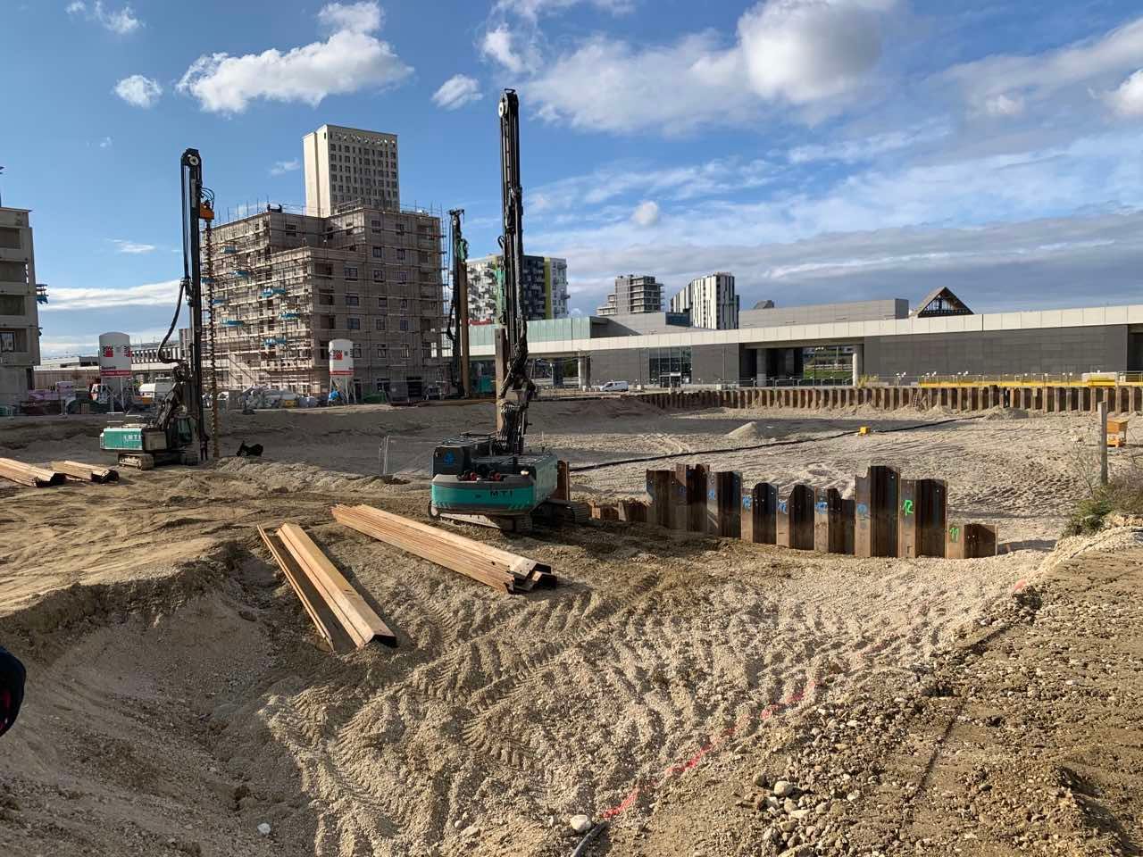 eine Baustelle mit einem Gebäude im Hintergrund