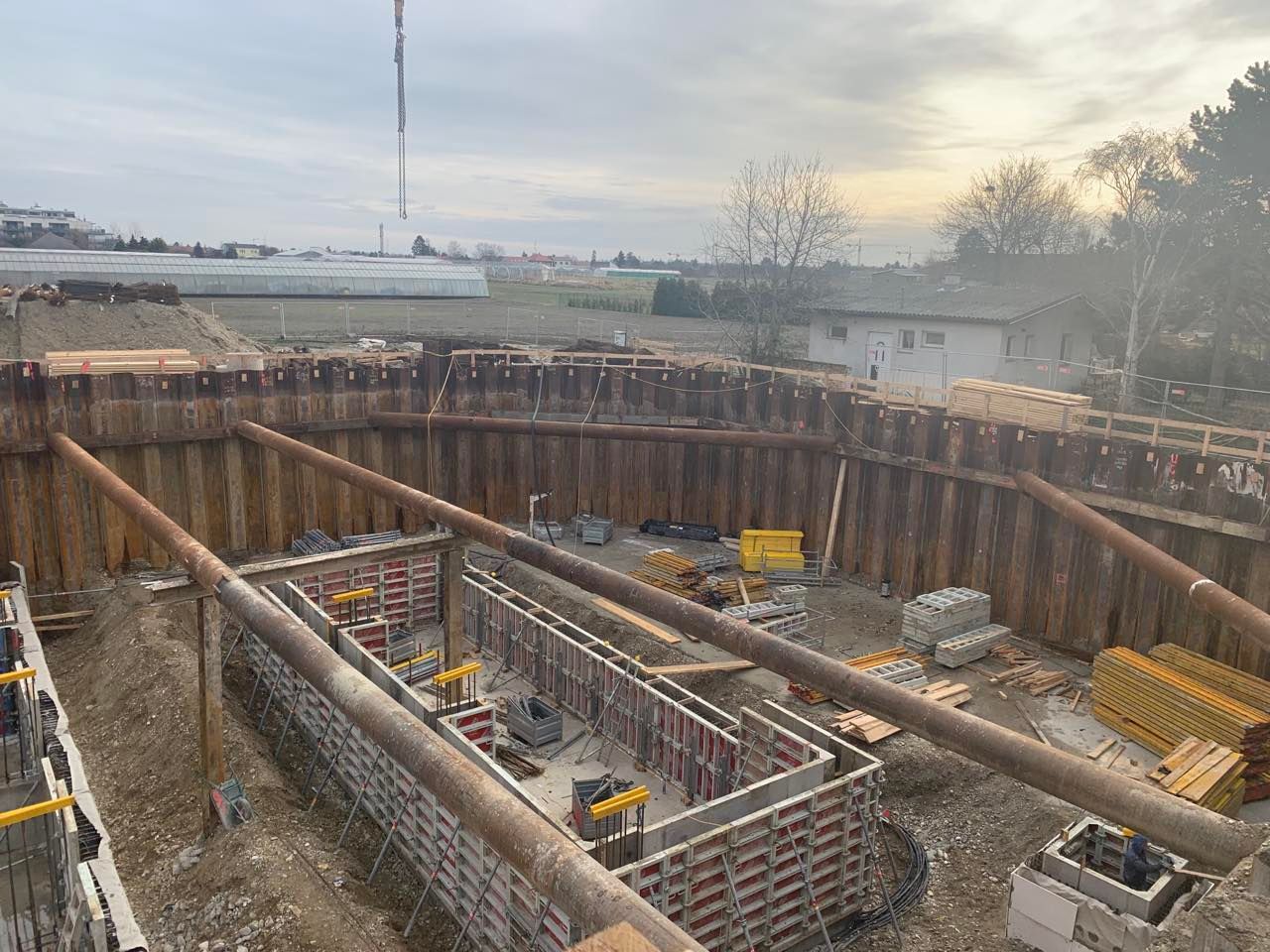 eine Baustelle mit einem Gebäude im Hintergrund