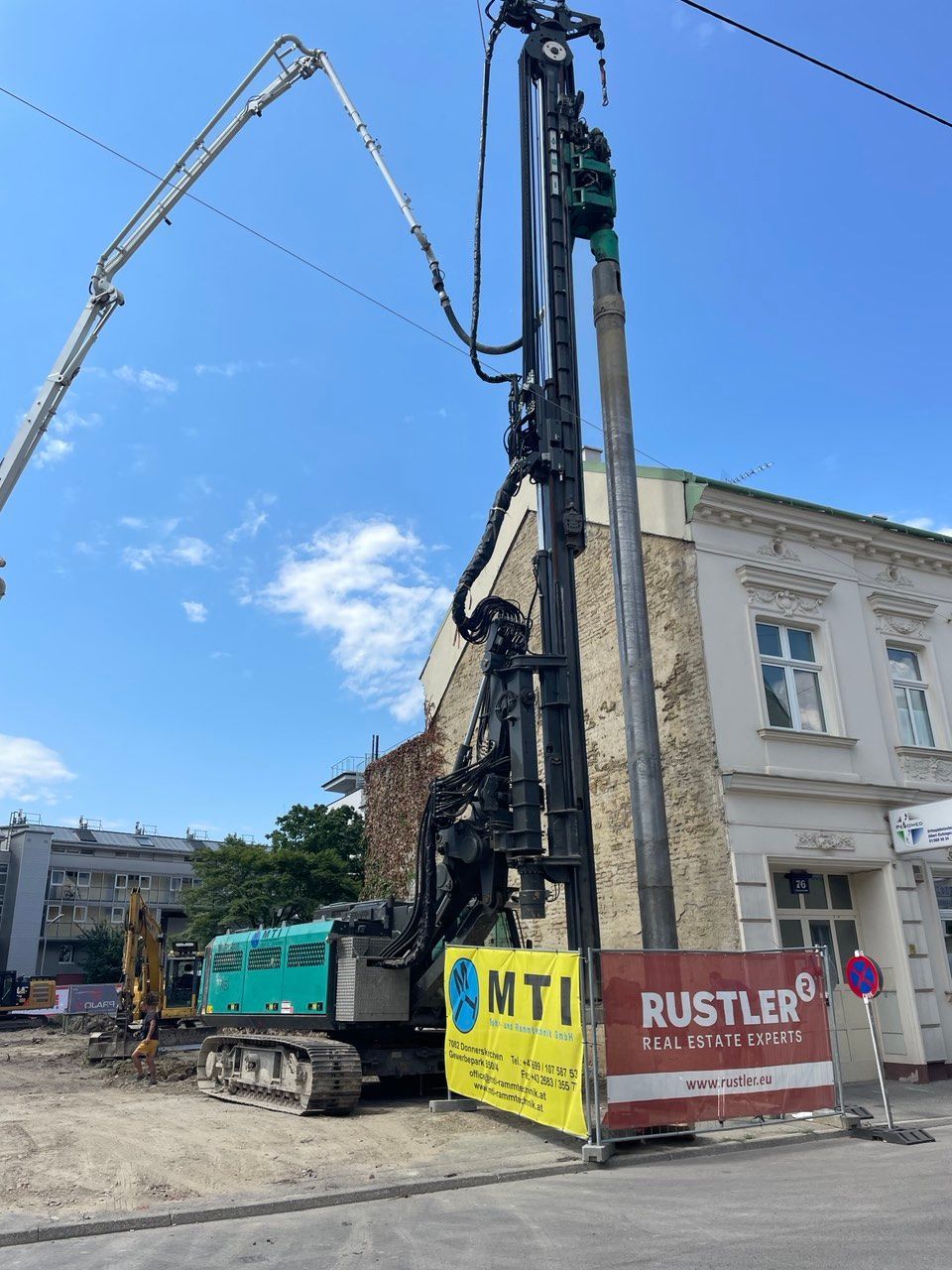 eine Maschine steht neben einem Schild