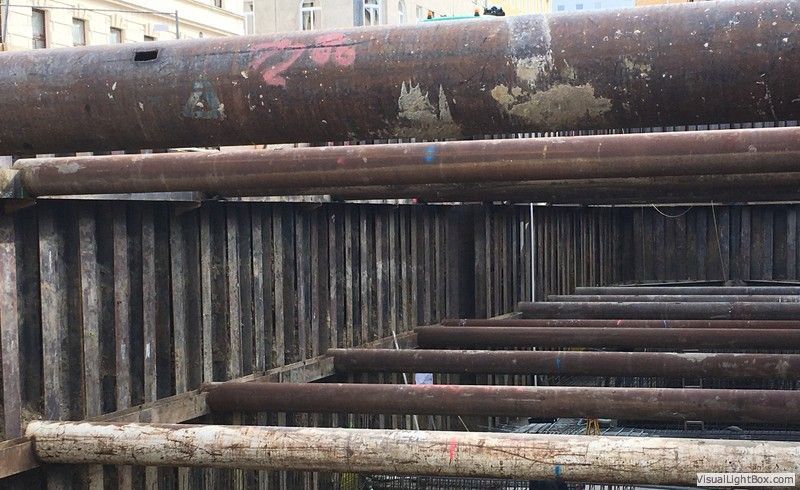 eine Reihe von Metallrohren , die in einem Tunnel stehen