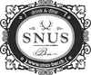 Logo für die Snus Bar, ein Lokal zum Trinken und Essen. Ovales Design mit Text, Geweih und Website-Adresse.