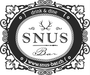 Logo für die Snus Bar, ein Lokal zum Trinken und Essen. Ovales Design mit Text, Geweih und Website-Adresse.