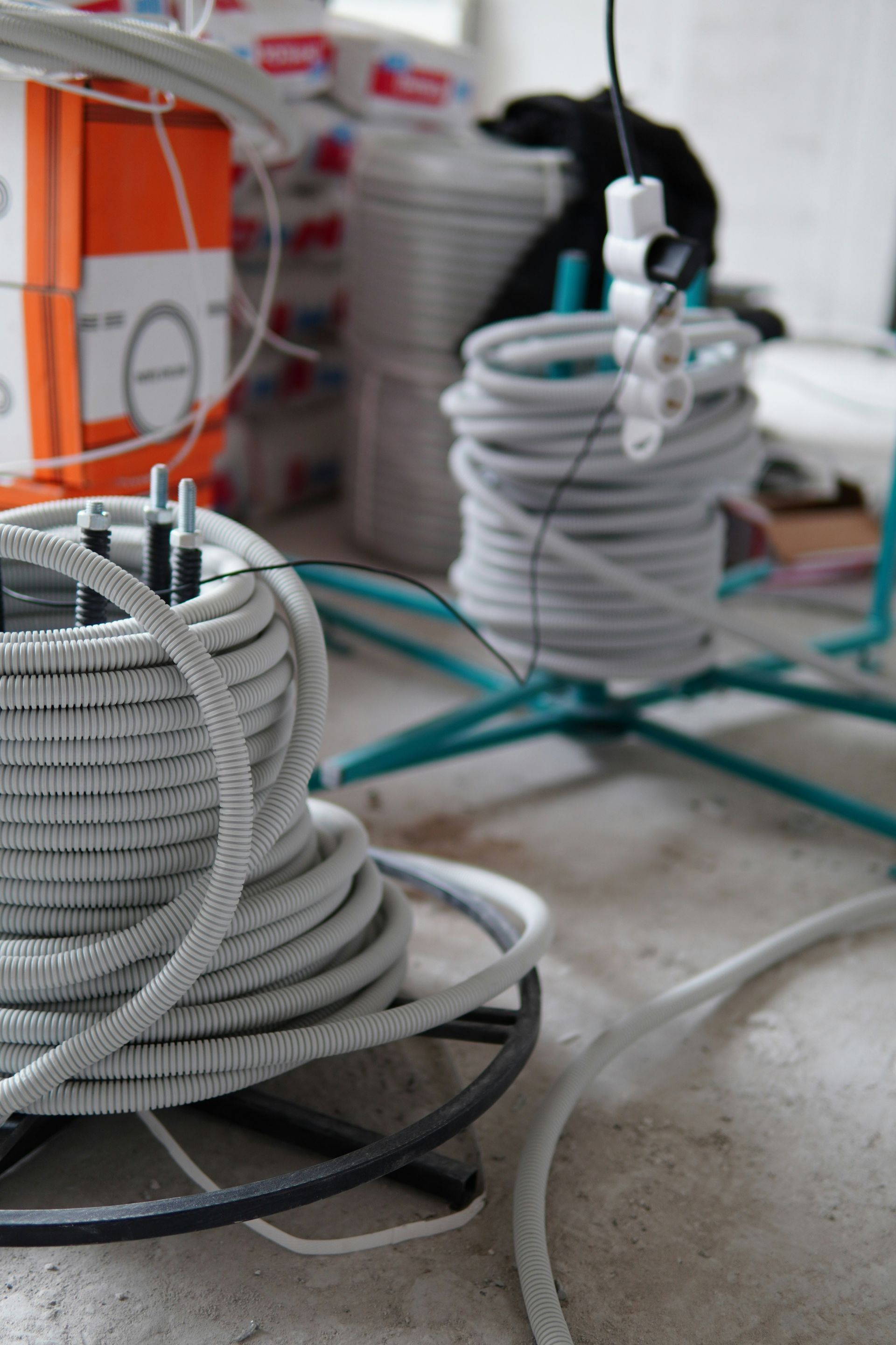 un primo piano di un rullo di filo elettrico su un tavolo