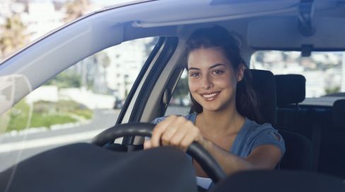 Satisfied woman with windscreen repair in Malaga