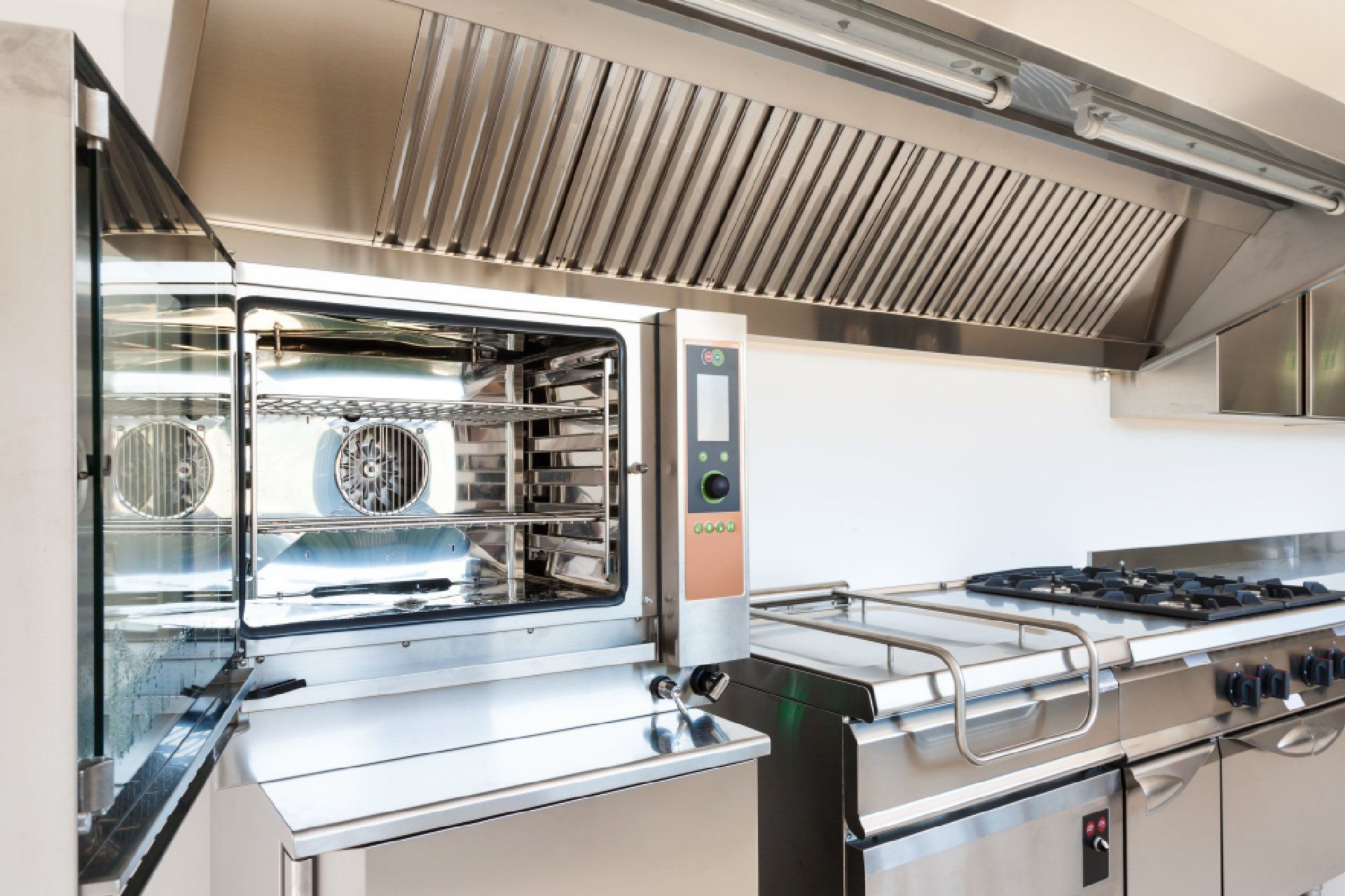 cucina industriale con forno e cappa in acciaio