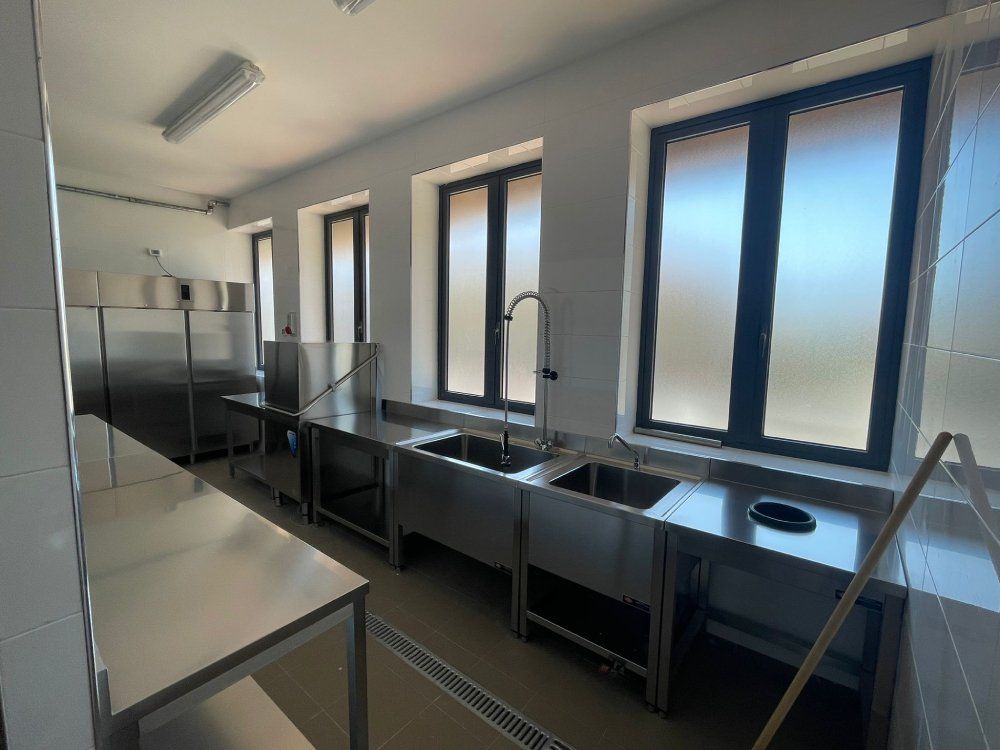 cucina industriale con lavandini squadrati in acciaio